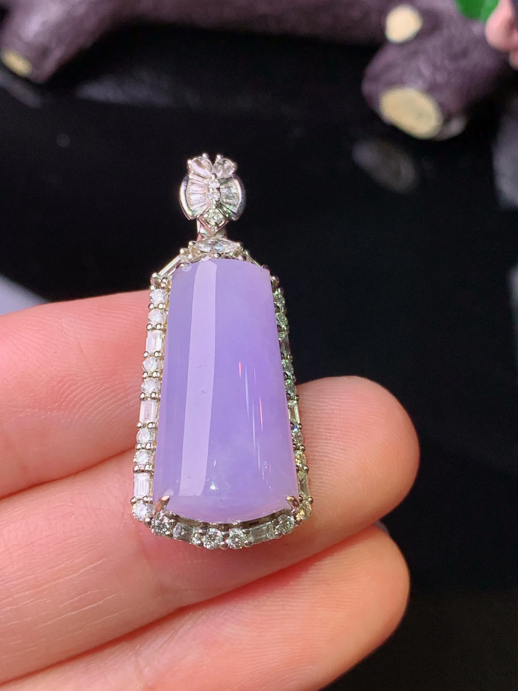 18k金钻镶嵌紫罗兰玉柱吊坠 玉质细腻 色泽清新艳丽 整体尺寸33*14*9.3