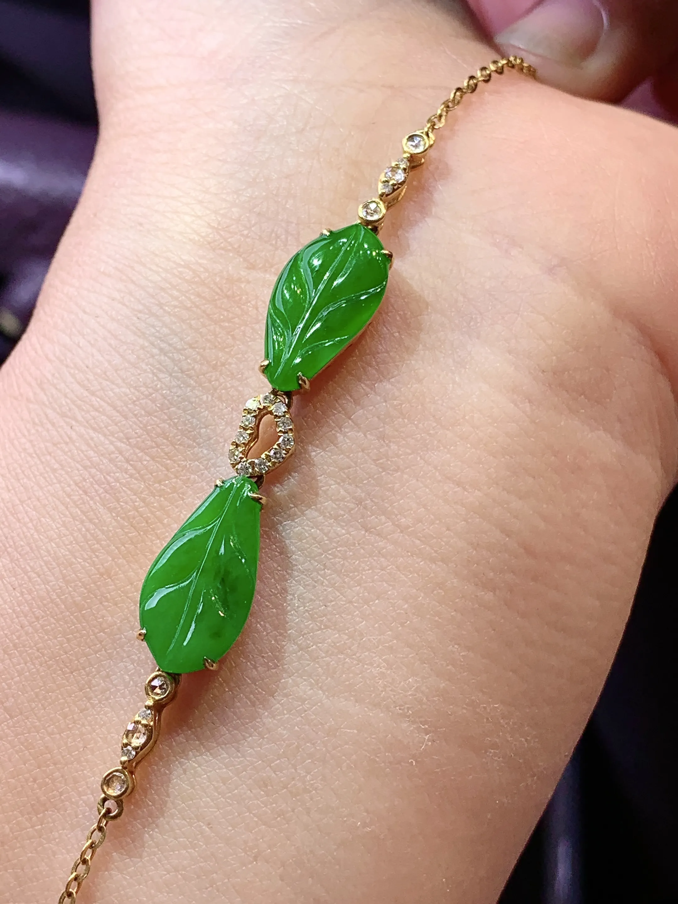 18k金钻镶嵌满绿树叶手链 玉质细腻 色泽清新艳丽 裸石尺寸14.5*7.8*2