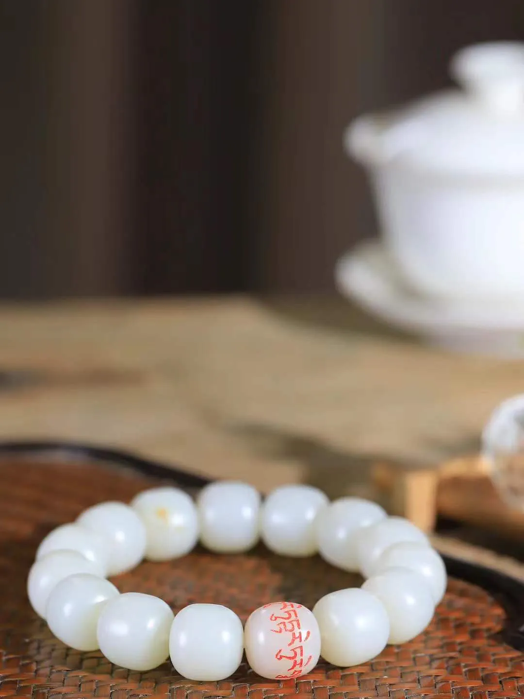 （老型珠.手串）

新疆和田籽料老型珠手串，也可做手持，玉质细腻油润 饱满光滑 质朴无华，悠远简单，人心境界远，百世修炼深，心灵常驻善意持，觉悟人生百世修。重85克    尺寸取一14-15mm    541102701L