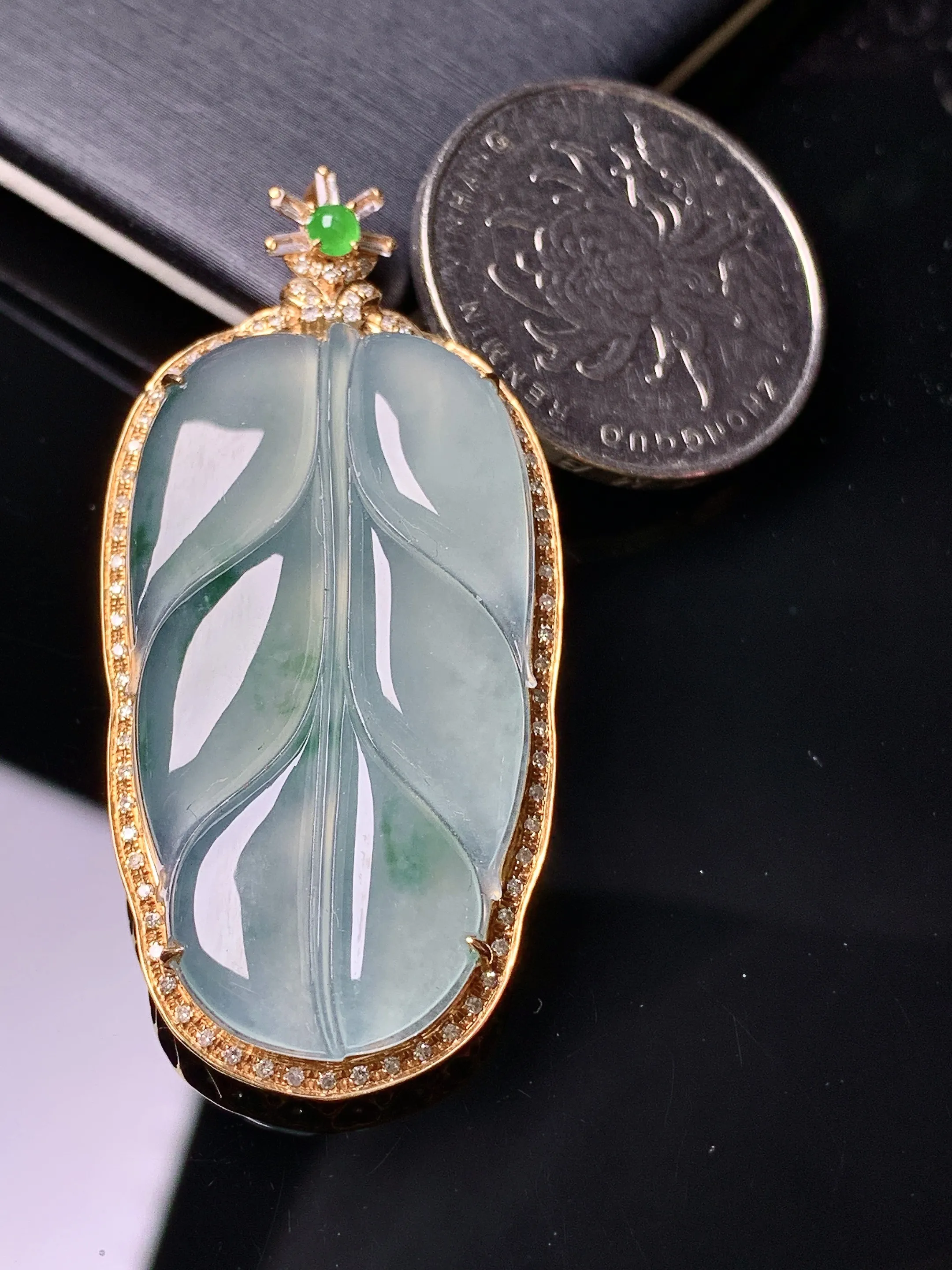 18k金钻镶嵌冰种树叶吊坠 玉质细腻 色泽清新艳丽 整体尺寸49*23.2*7.2