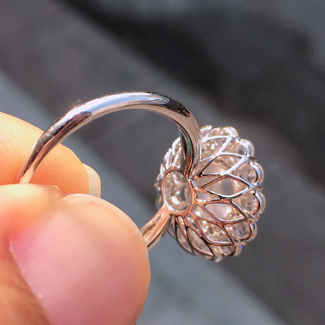 玻璃种蛋面戒指，玉质细腻，荧光感超
强，饱满圆润，尽显优雅气质，18k
金豪华镶嵌