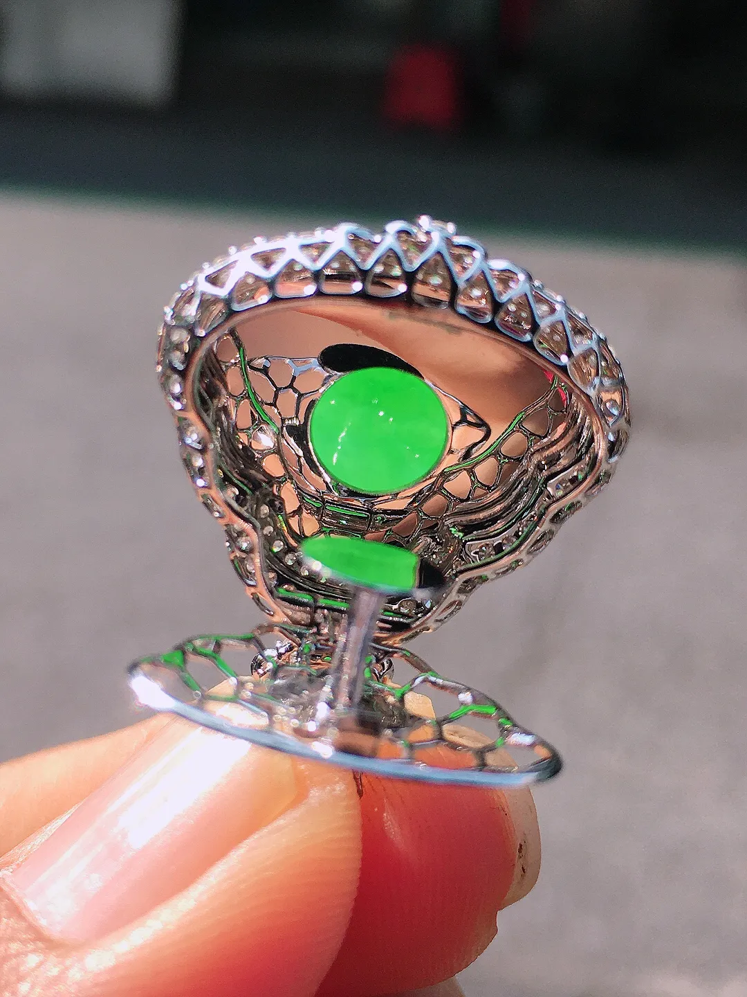 阳绿佛公吊坠，色泽均匀艳丽，玉质细腻，荧光感超
强，饱满圆润，尽显优雅气质，18k
金豪华镶嵌