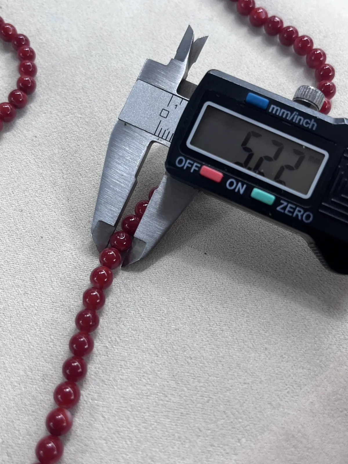 【天然日本阿卡赤血牛血红珊瑚6mm圆珠108粒佛珠链】项链手链两用款！日本产地，阿卡材料，赤血牛血红颜色，光泽柔润透亮，直径约6.25-5.22mm，重量31.24克，珊瑚本为佛教珍宝，来自深海千年生长，有生长纹，属于有机宝石，气场强大，稀少珍贵！每粒均为天然无添加无修补！少虫眼少白芯！收藏精品！传承宝贝！