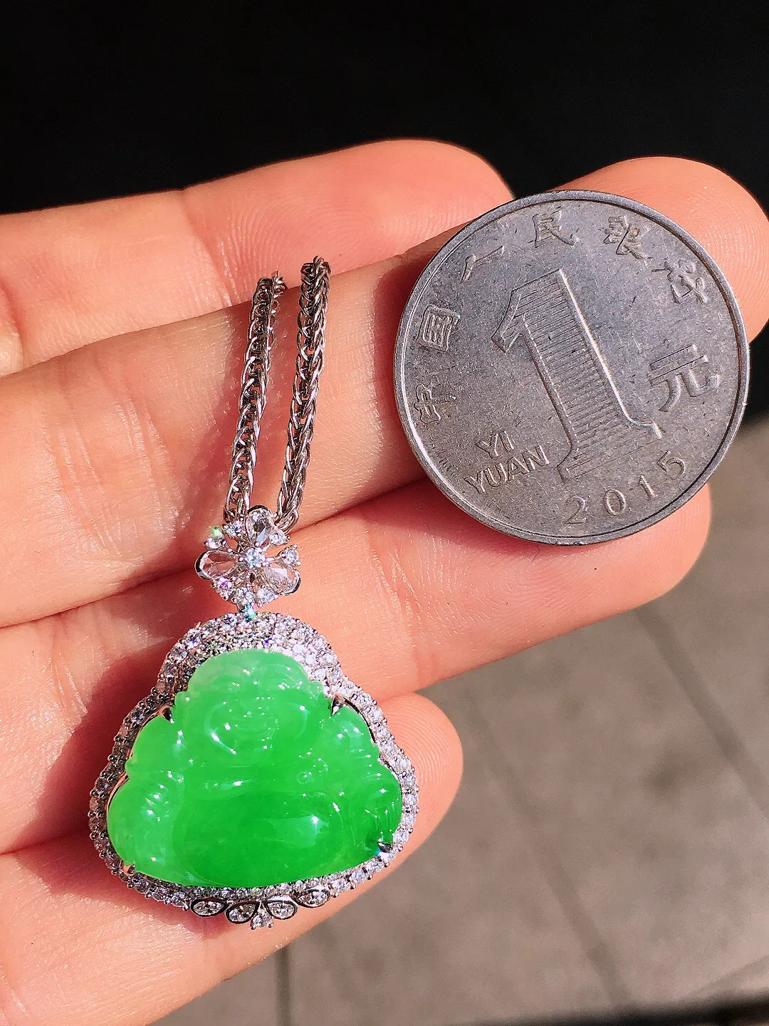 阳绿佛公吊坠，色泽均匀艳丽，玉质细腻，荧光感超
强，饱满圆润，尽显优雅气质，18k
金豪华镶嵌