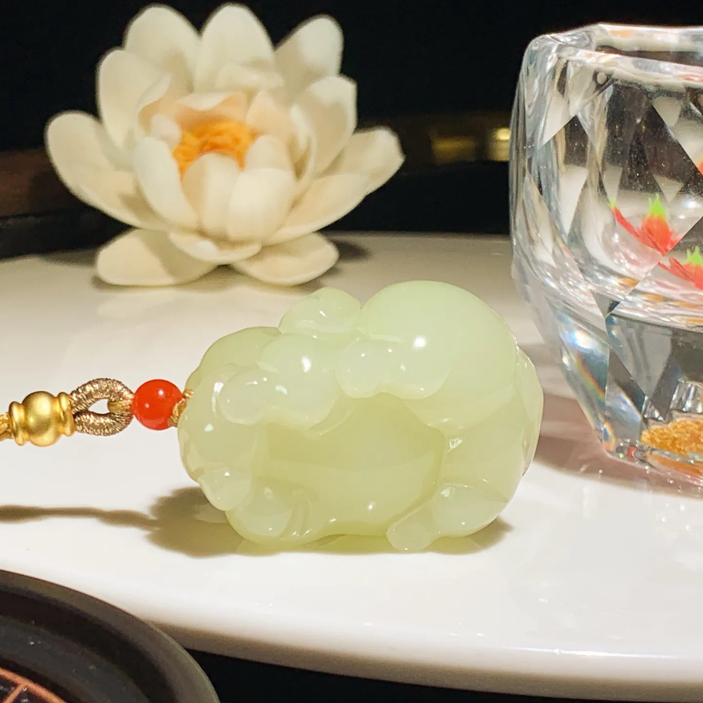 新疆和田玉若羌黄口料招财猪挂件。尺寸38/28/21重38.8克。内径玉质细腻油润。手推出油。佩戴高端典雅。lt251205