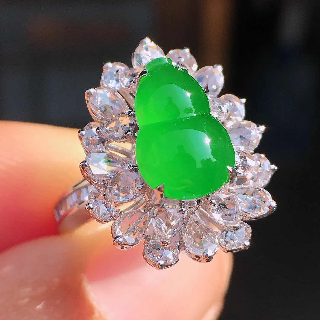 阳绿葫芦戒指，色泽均匀艳丽，玉质细腻，荧光感超
强，饱满圆润，尽显优雅气质，18k
金豪华镶嵌