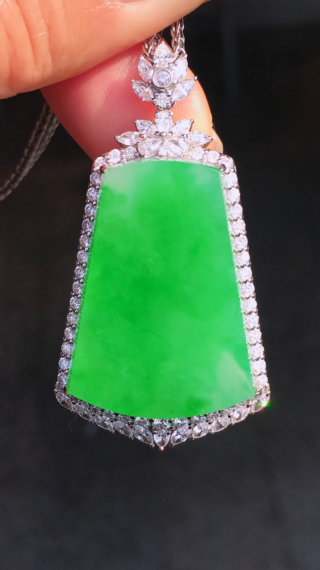 阳绿无事牌吊坠，色泽均匀艳丽，玉质细腻，荧光感超
强，饱满圆润，尽显优雅气质，18k
金豪华镶嵌