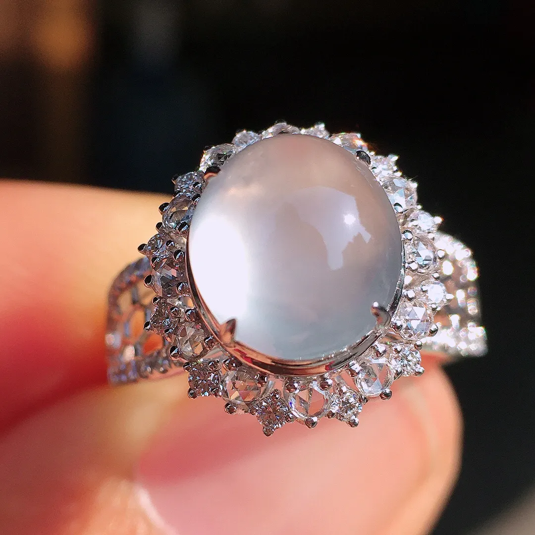 玻璃种蛋面戒指，玉质细腻，荧光感超
强，饱满圆润，尽显优雅气质，18k
金豪华镶嵌