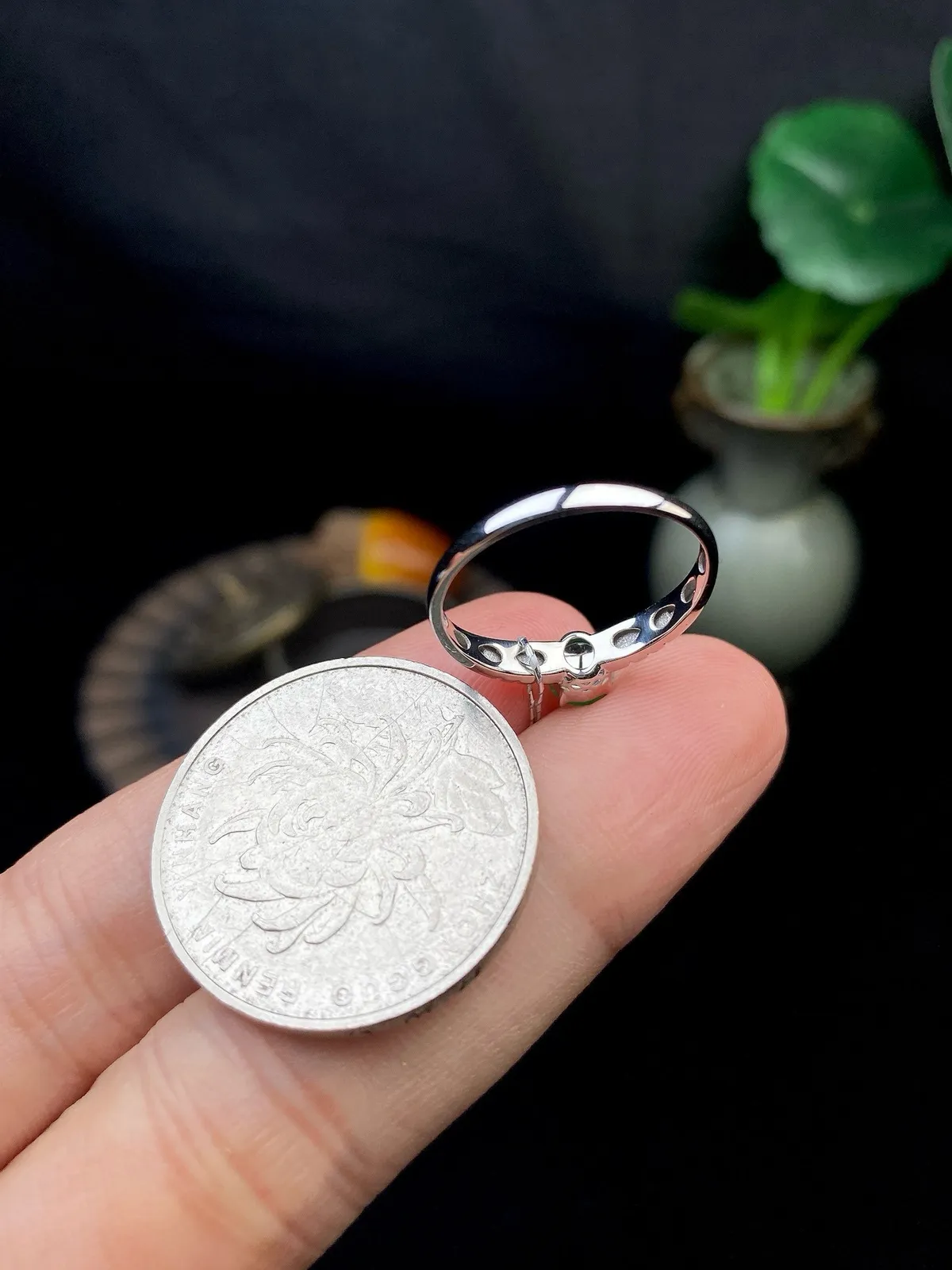 【冰种满绿蛋面戒指】种水色俱全，冰透闪亮，通透感饱满度很好，18k金钻镶嵌，裸石尺寸4.7*4.6*2.6毫米，圈口可改