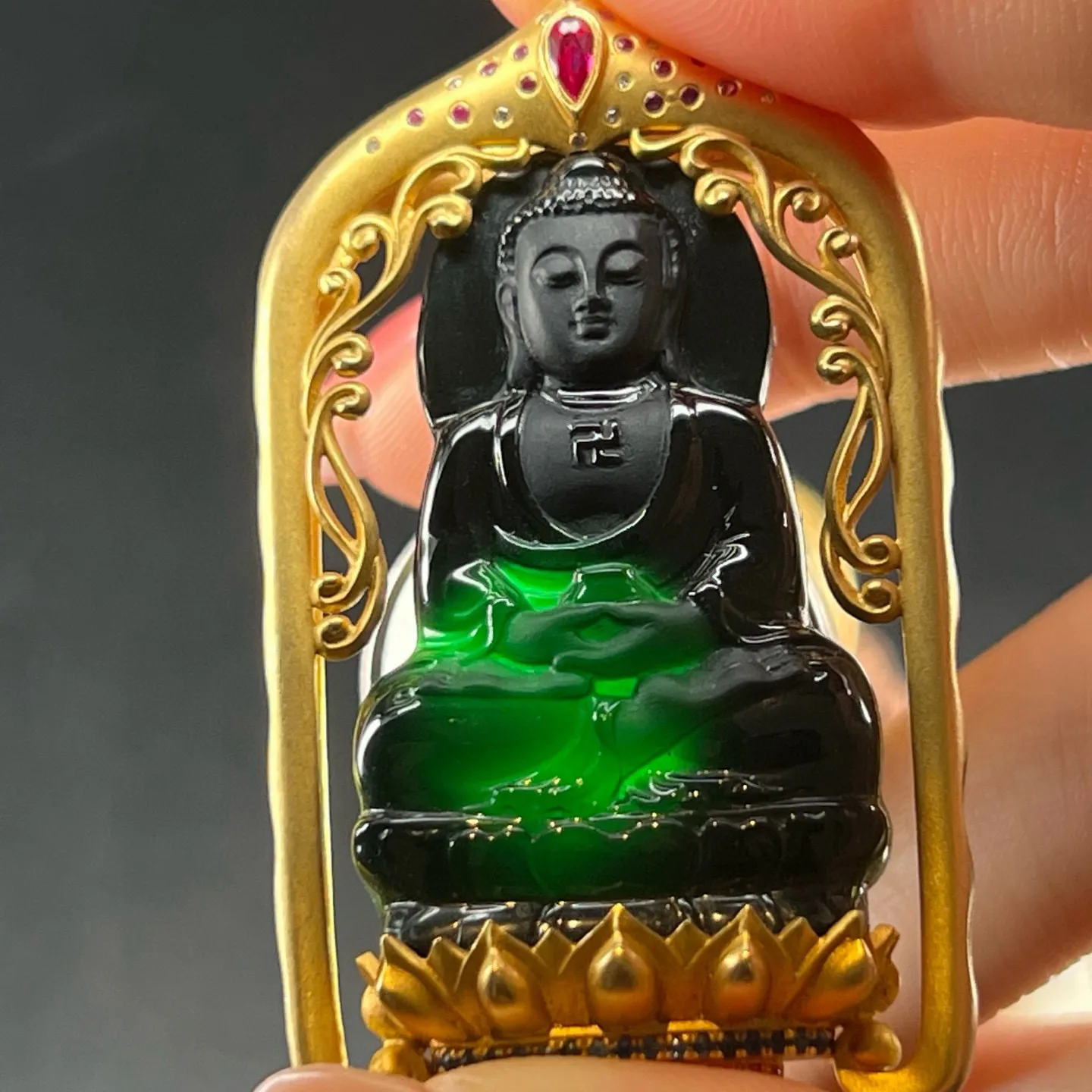 精品墨翠大日如来 种好色正 重金豪镶 打灯通透 油性十足 尺寸50.8