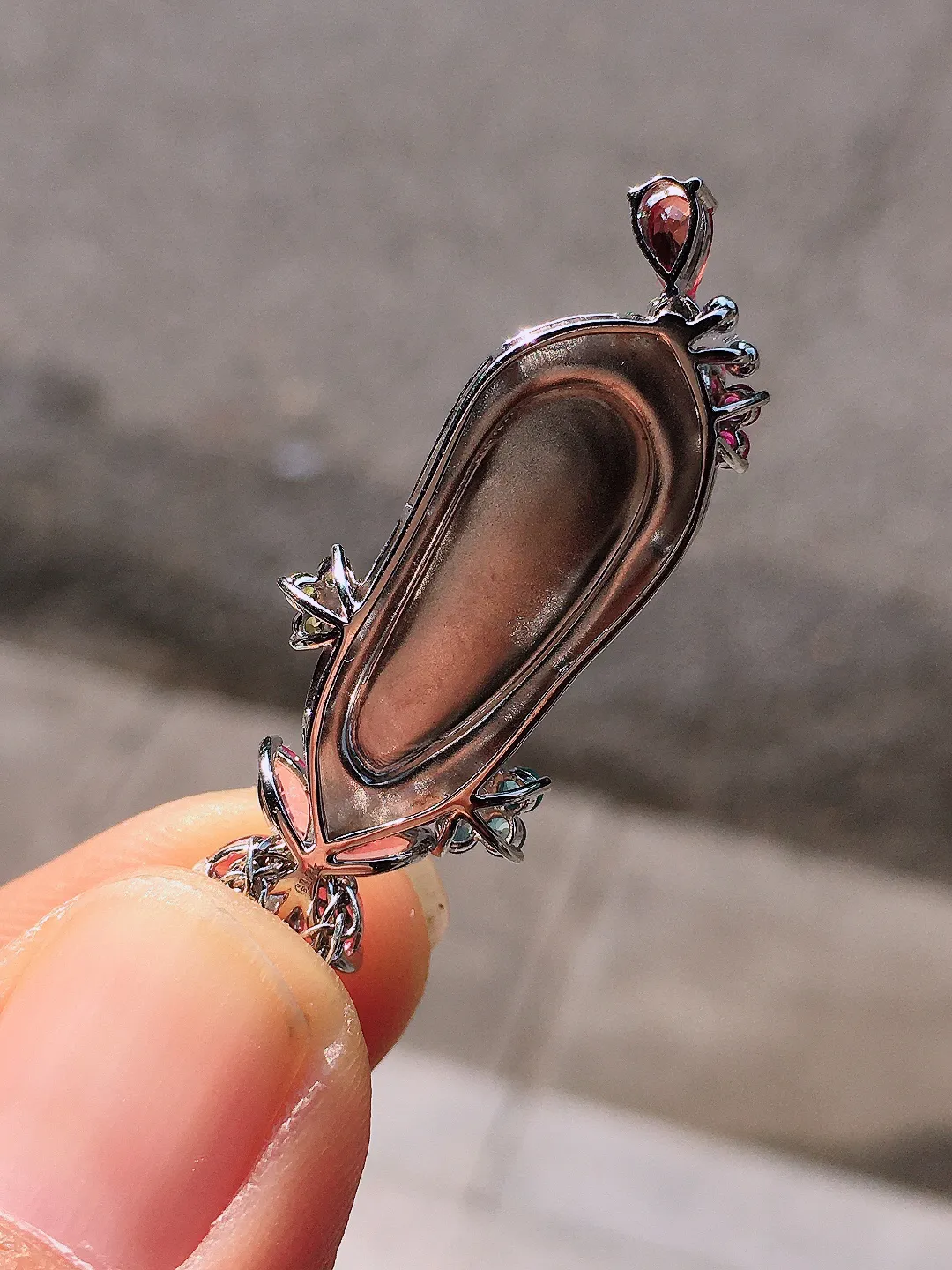 冰种福豆吊坠，玉质细腻，荧光感超
强，饱满圆润，尽显优雅气质，18k
金豪华镶嵌