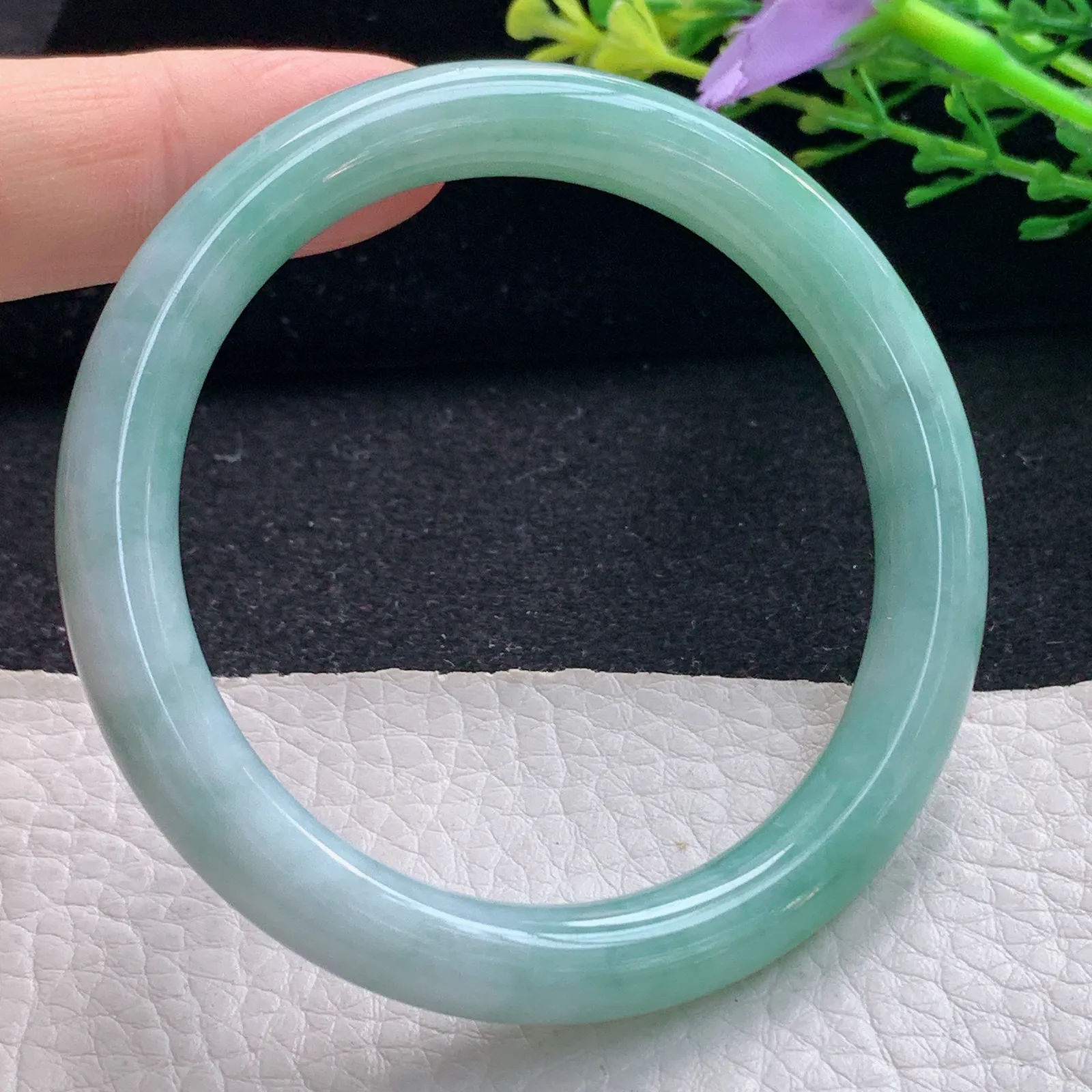 n自然光53.8*8.5*8.3叮当镯 翡翠a货玉手镯浅绿圆条珠宝玉手环 美人镯