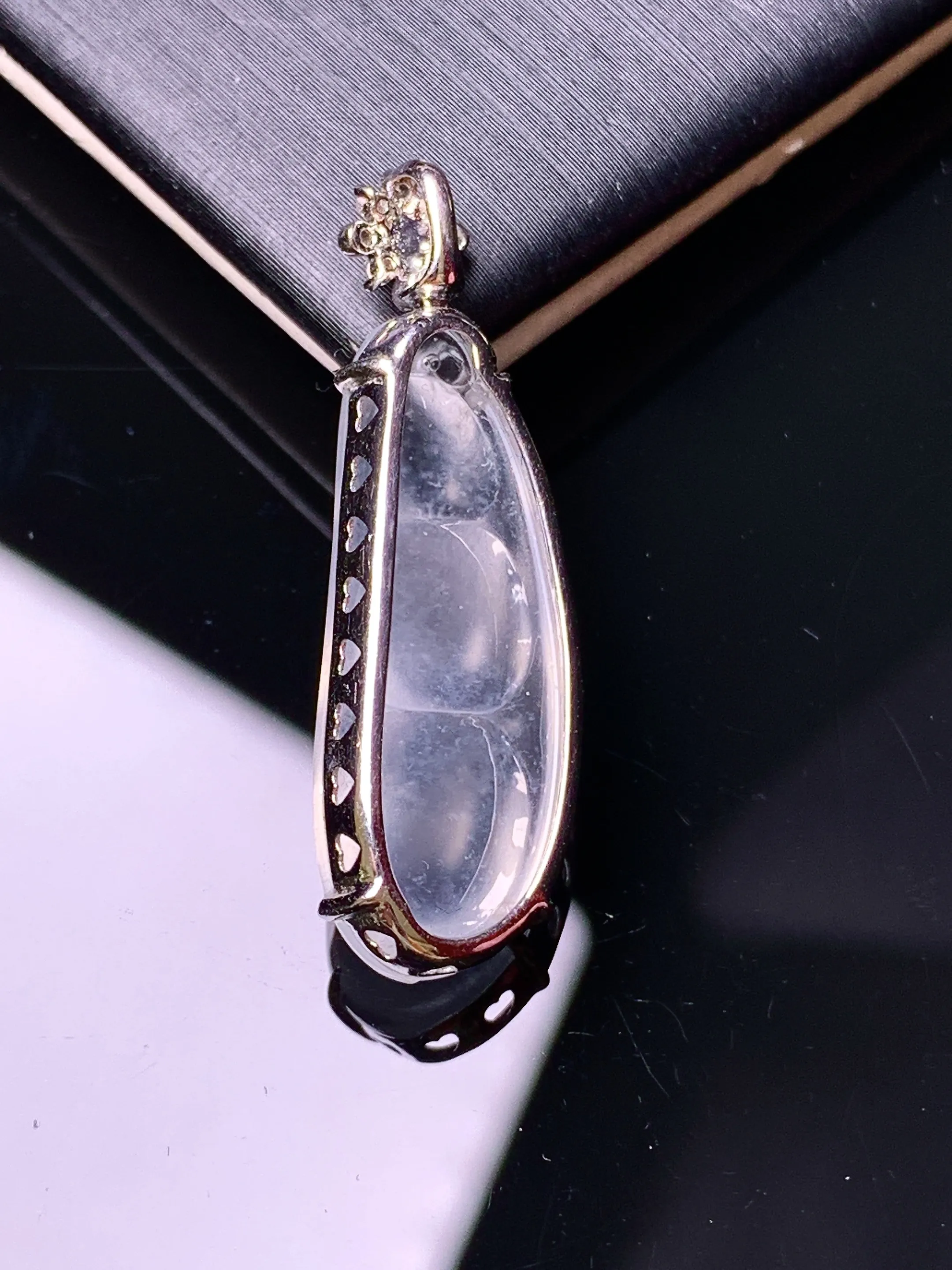 18k金钻镶嵌玻璃种四季豆吊坠 玉质细腻 色泽清新艳丽 整体尺寸25.3*10.2*4.2