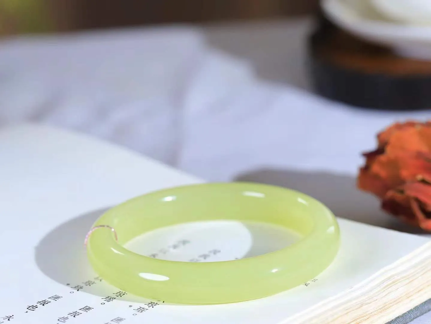 （一见倾心.手镯）

精品️和田玉黄口手镯，玉质温润细腻 油性十足 手感舒适，高华雅逸，线条流畅，