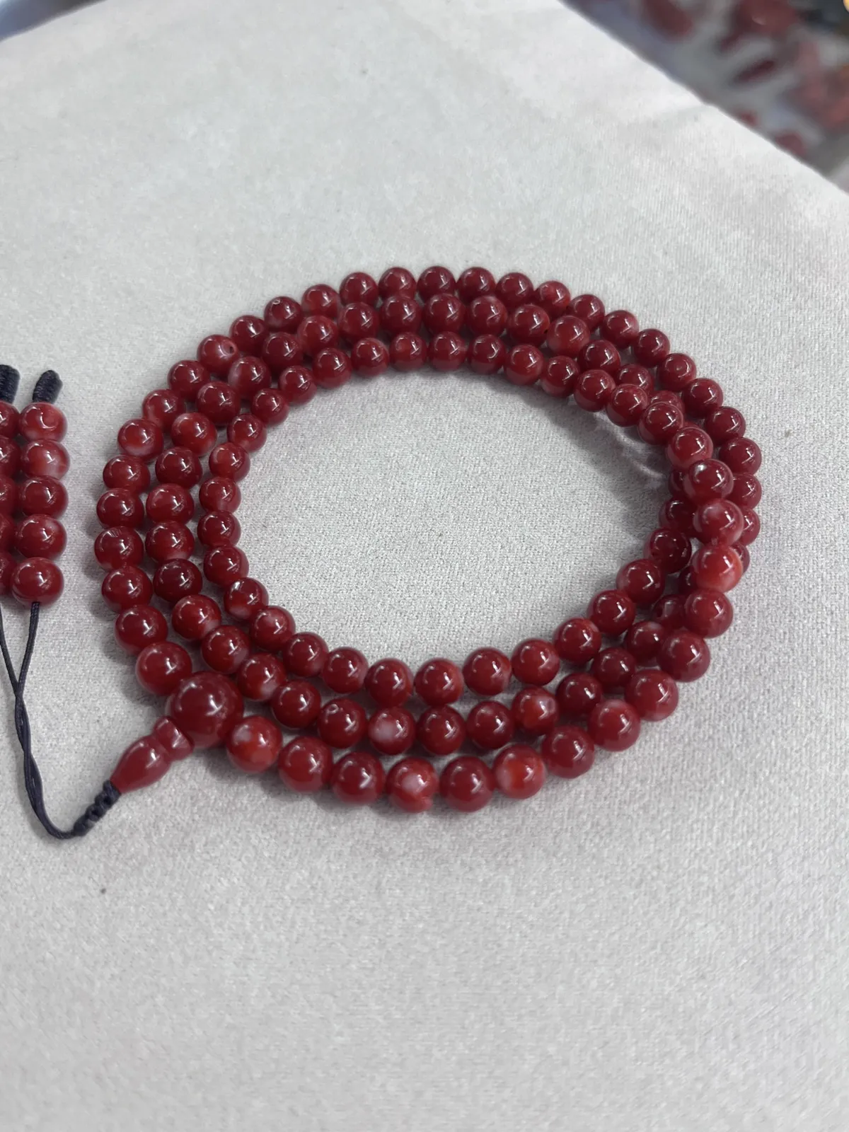 【天然日本阿卡赤血牛血红珊瑚6mm圆珠108粒佛珠链】项链手链两用款！日本产地，阿卡材料，赤血牛血红颜色，光泽柔润透亮，直径约6.25-5.22mm，重量31.24克，珊瑚本为佛教珍宝，来自深海千年生长，有生长纹，属于有机宝石，气场强大，稀少珍贵！每粒均为天然无添加无修补！少虫眼少白芯！收藏精品！传承宝贝！