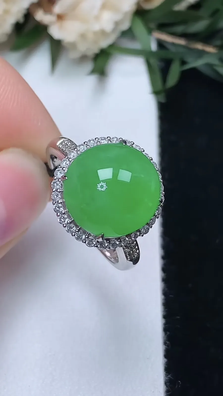 翡翠a货18k金冰种满阳绿蛋面戒指，尺寸17.2-11.7-11.4，重量:5.69g