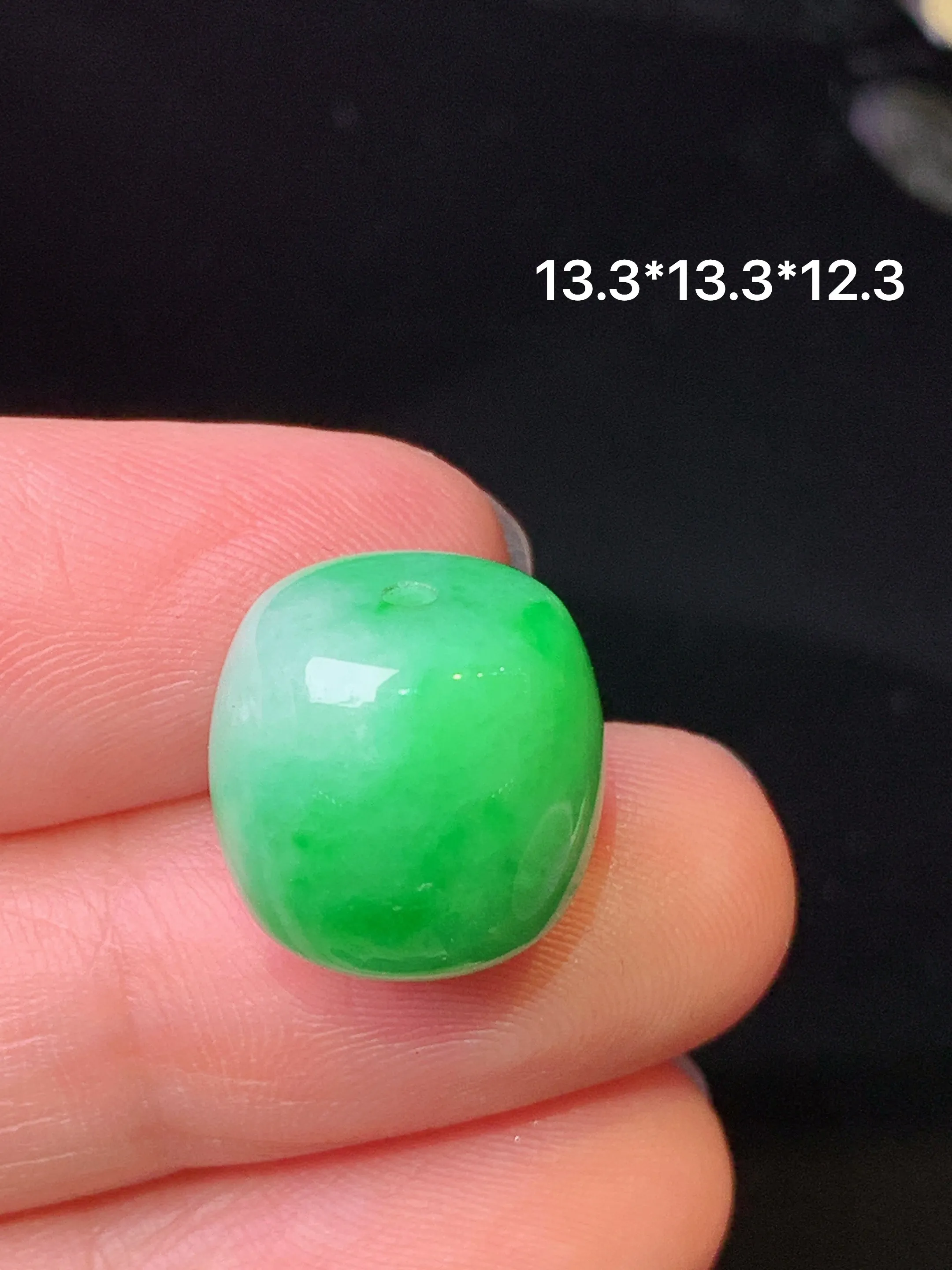 翠绿路路通吊坠 玉质细腻 色泽清新艳丽 整体尺寸13.3*13.3*12.3