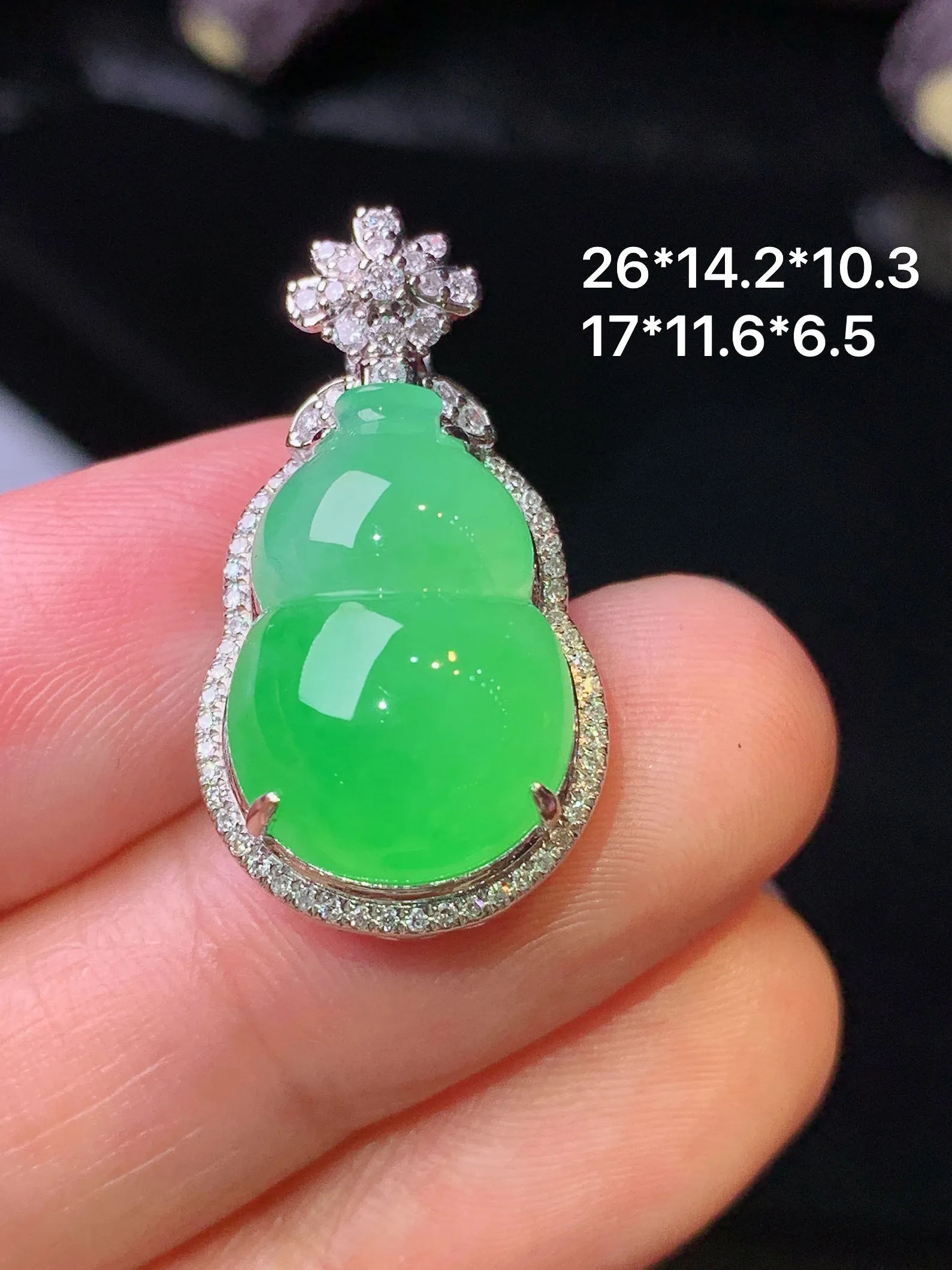 18k金钻镶嵌翠绿葫芦吊坠 玉质细腻 色泽清新艳丽 整体尺寸26*14.2*10.3