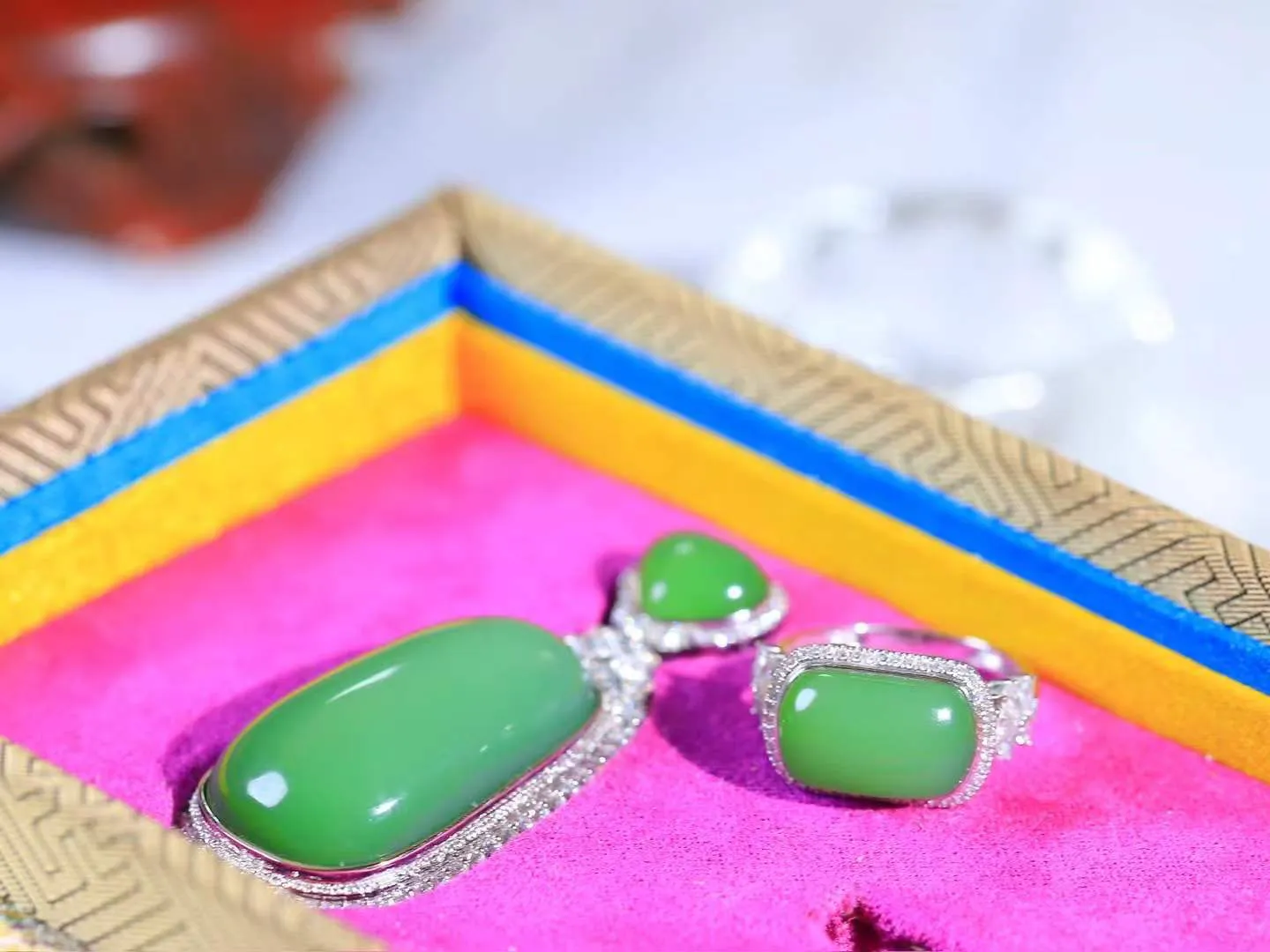 一套【金镶玉.套装】

收藏传家级臻品️和田玉碧玉戒指 吊坠 套装，18k金精工镶嵌，器形圆润饱满，玉质温润细腻，做工精细圆滑，饱满精致，器形优雅，寓意平安无事，如意顺心。（保真金，可鉴定贵金属18k金）
吊坠尺寸30.4-16.8mm    戒指尺寸16.9-13.6-8.2mm总重19.4克  82120578A