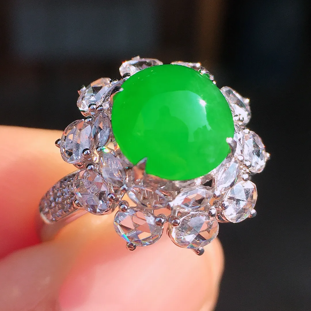 阳绿蛋面戒指，色泽均匀艳丽，玉质细腻，荧光感超
强，饱满圆润，尽显优雅气质，18k
金豪华镶嵌