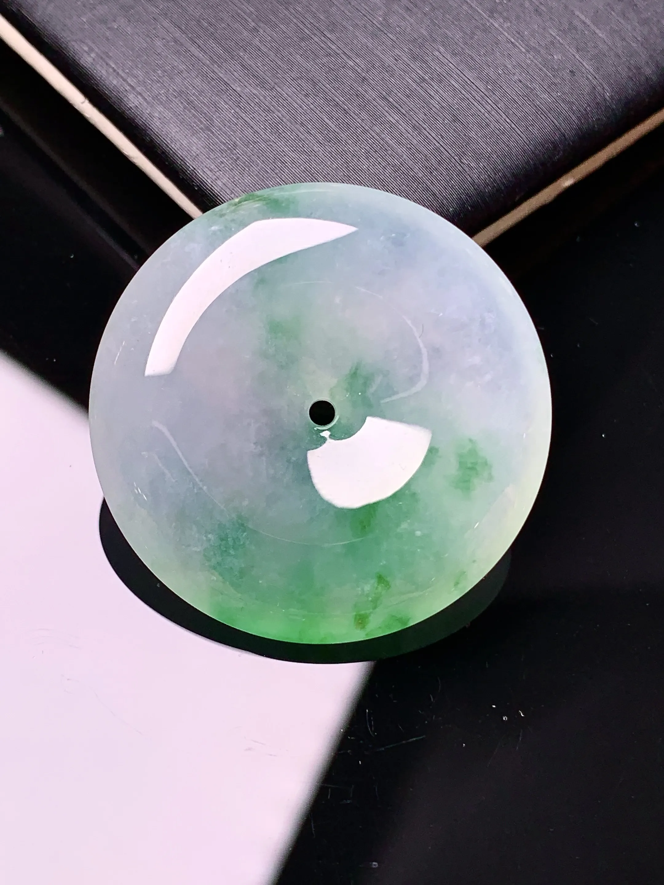 飘绿平安扣吊坠 玉质细腻 色泽清新艳丽 整体尺寸28.6*6