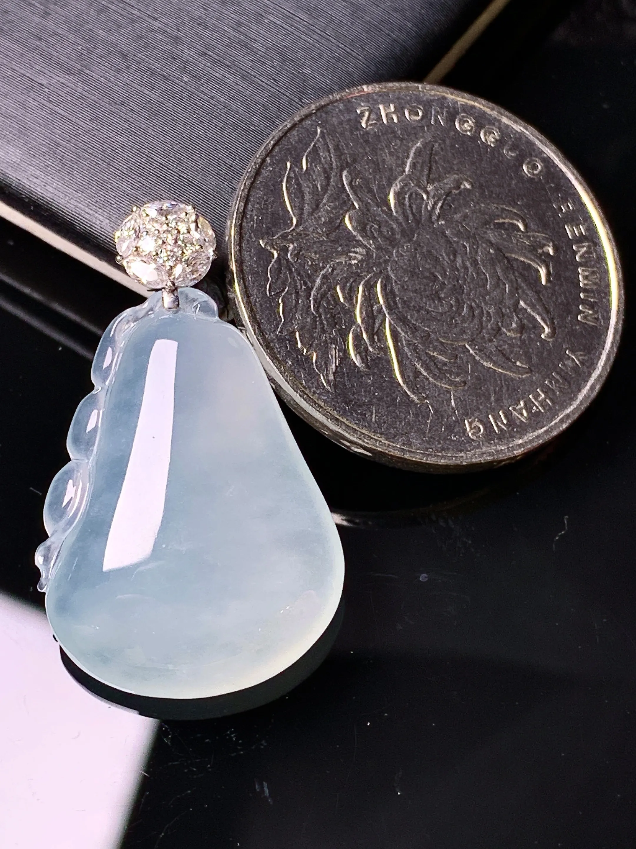 18k金钻镶嵌冰种福瓜吊坠 玉质细腻 色泽清新艳丽 整体尺寸28.3*17*5.5