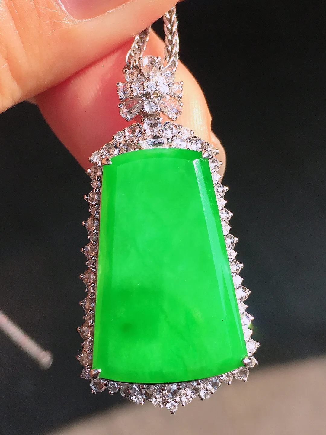 阳绿无事牌吊坠，色泽均匀艳丽，玉质细腻，荧光感超
强，饱满圆润，尽显优雅气质，18k
金豪华镶嵌