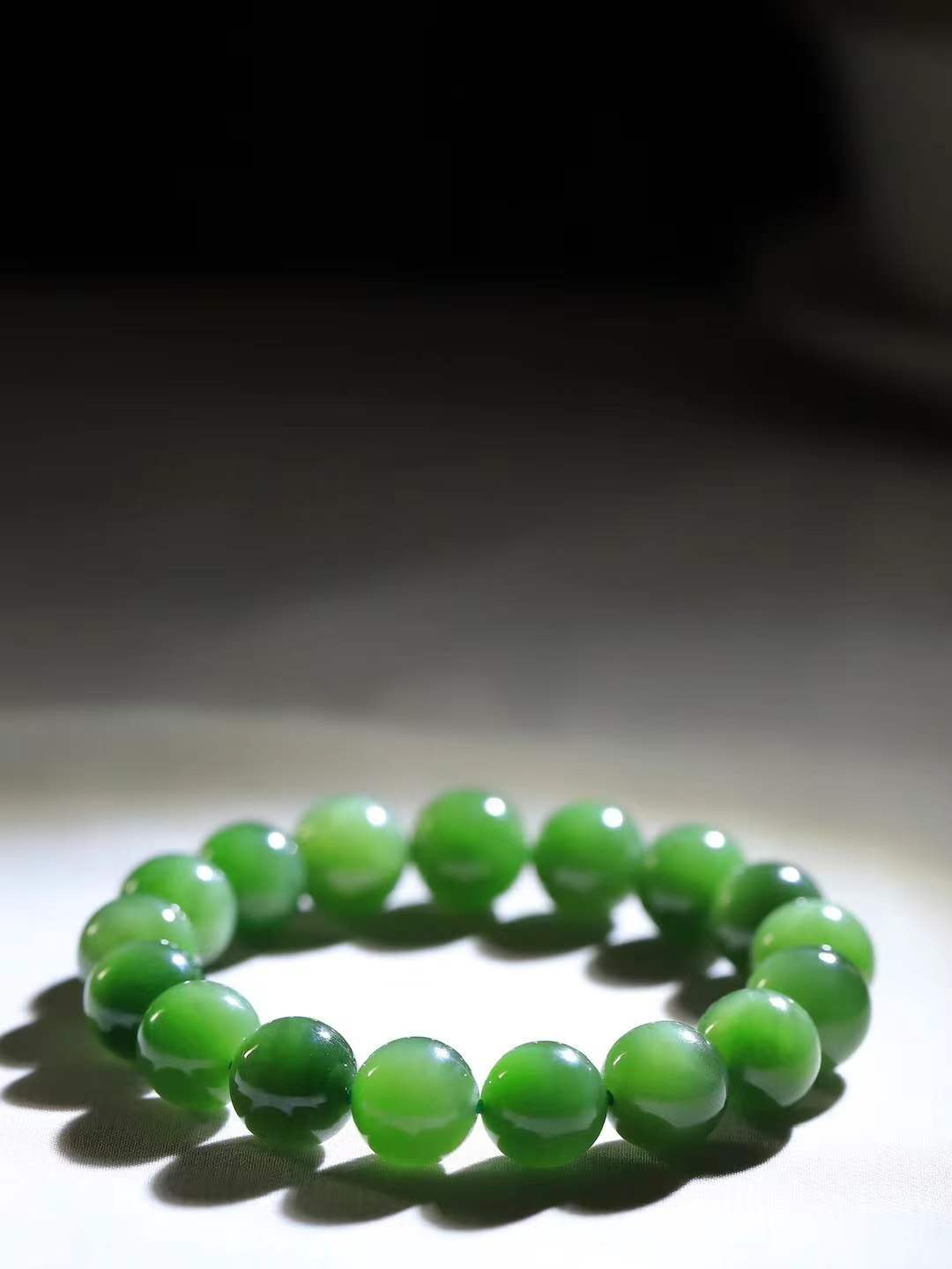 【珠圆玉润.手串】

精品和田玉碧玉微猫眼珠圆玉润手串 玉质温润细腻  整串打磨圆润，佩戴舒适。珠珠落玉盘，间关莺语花底滑，一生美好时光，无论身在何处，都有它相伴相守。事事顺遂，幸福美满，吉祥如意。重47.2克   尺寸取一11.4mm   FDL-691152700