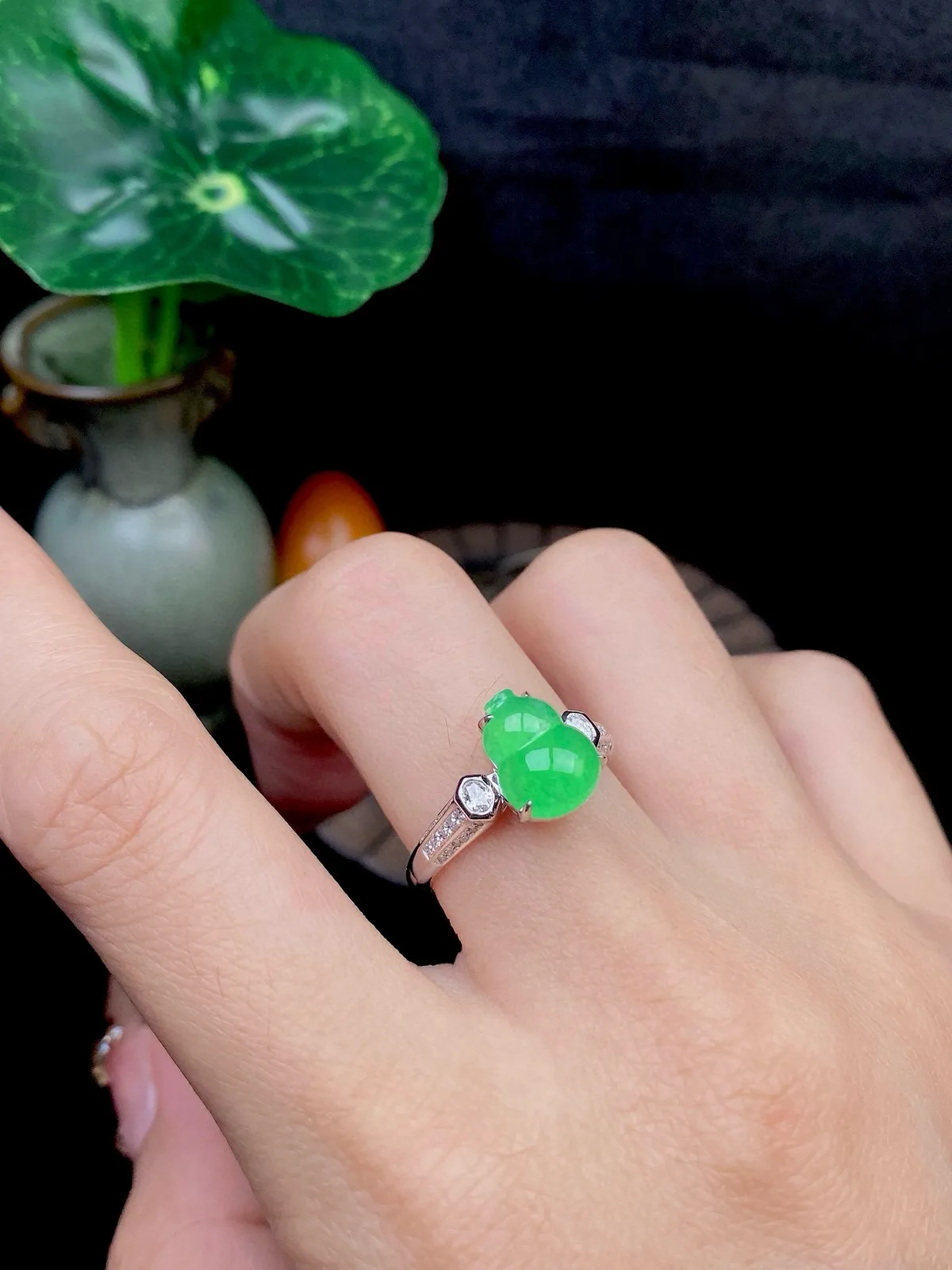 【冰种满绿葫芦戒指】质地细腻，冰润起光，胶感强烈，冰感明显，18K金钻精美镶嵌，裸石尺寸10*7.7*4毫米