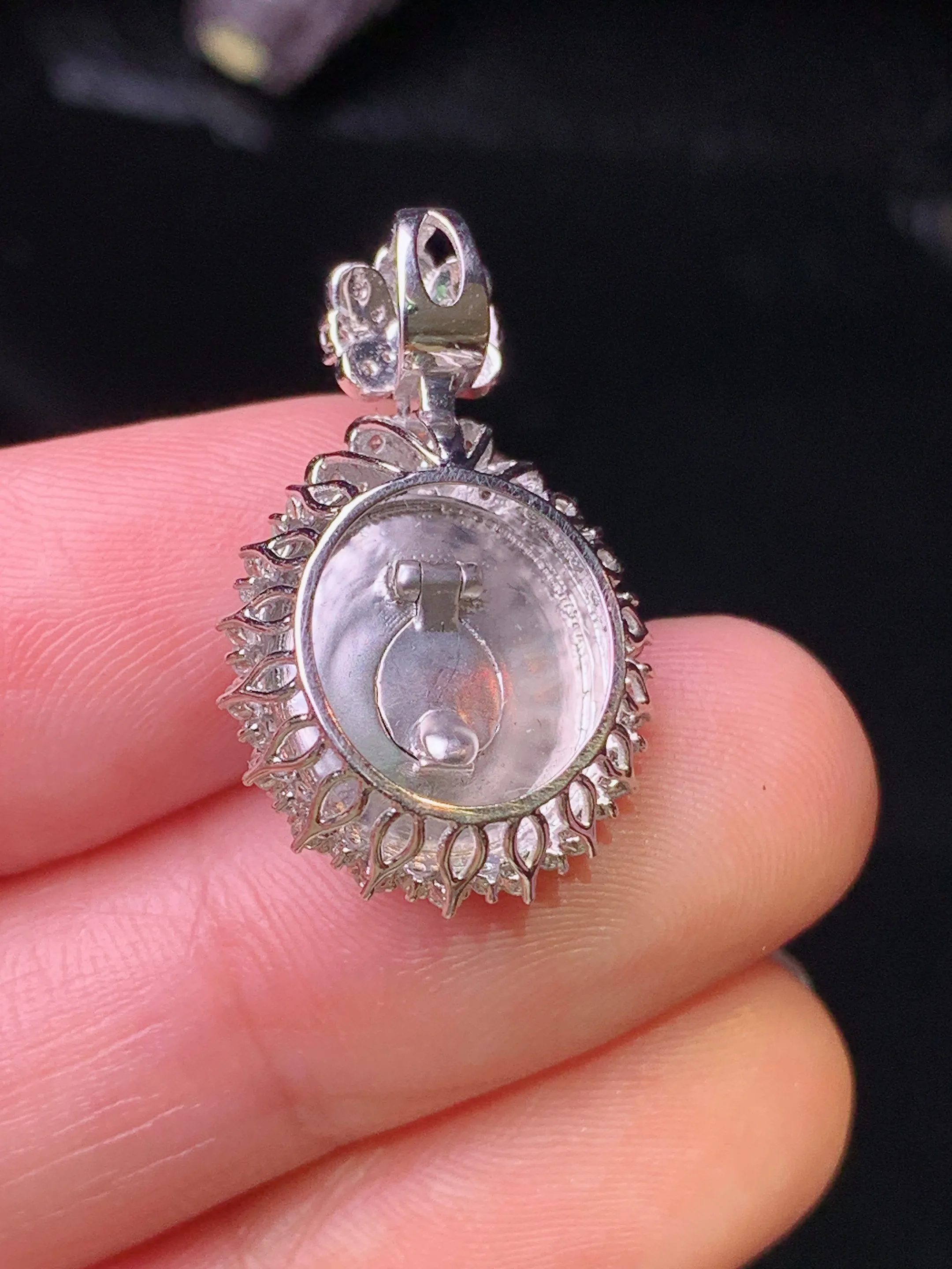 18k金钻镶嵌满绿蛋面吊坠 玉质细腻 色泽清新艳丽 整体尺寸25.2*15.2*10