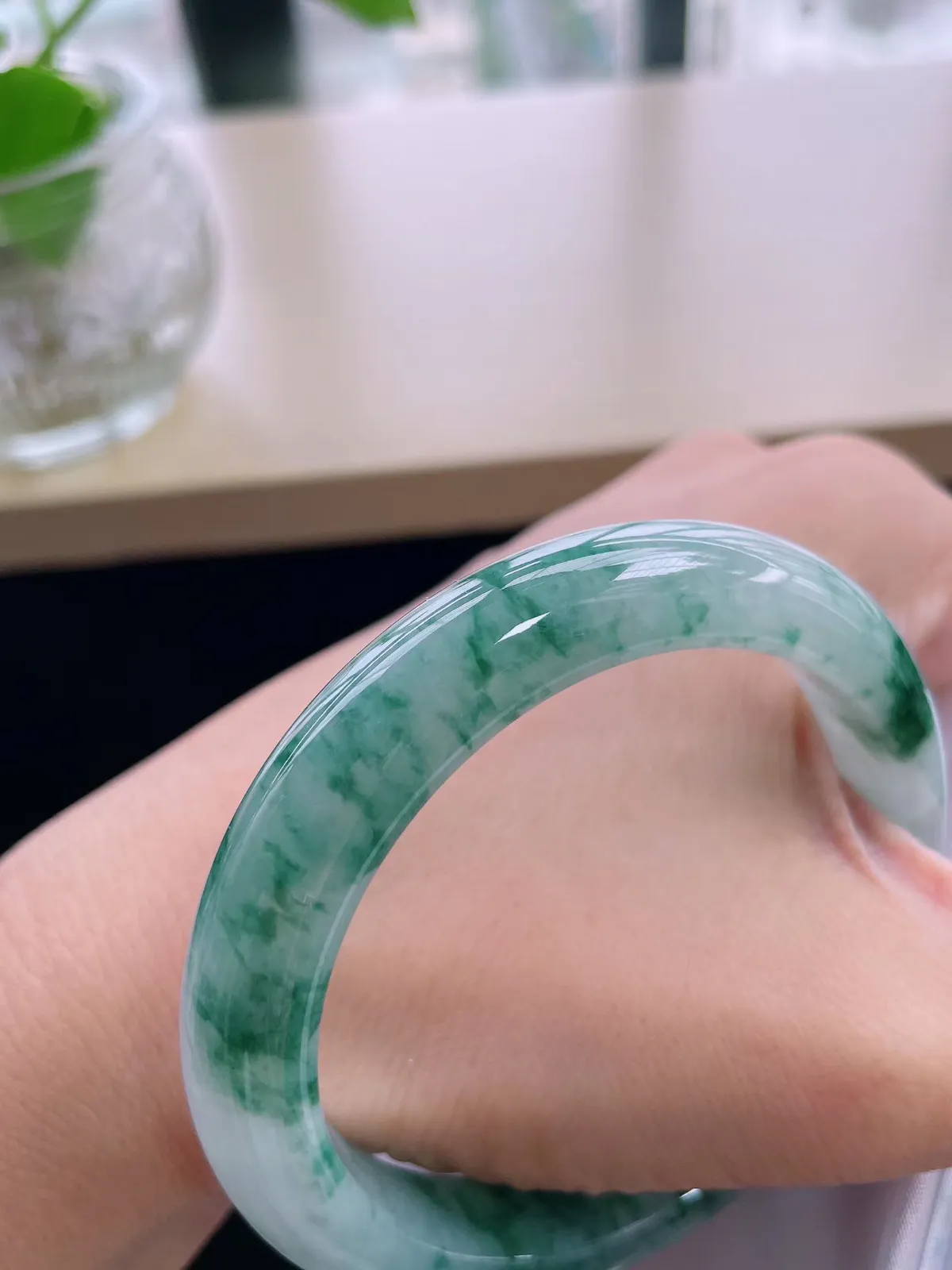 【翡翠名称】老种冰飘花54正圈口翡翠手镯
【翡翠尺寸】54-10.6-8.7mm适合53-5正圈口佩戴
【翡翠描述】缅甸天然翡翠A货，种老水足，玉质细腻，色泽靓丽，性价比高，佩戴效果好！