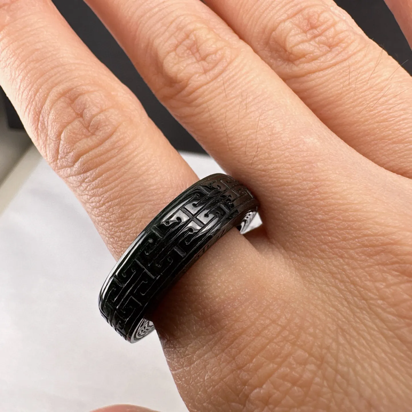 精品墨翠指环 纯手工雕刻 种好色正 黑度极好 打灯通透 油性十足