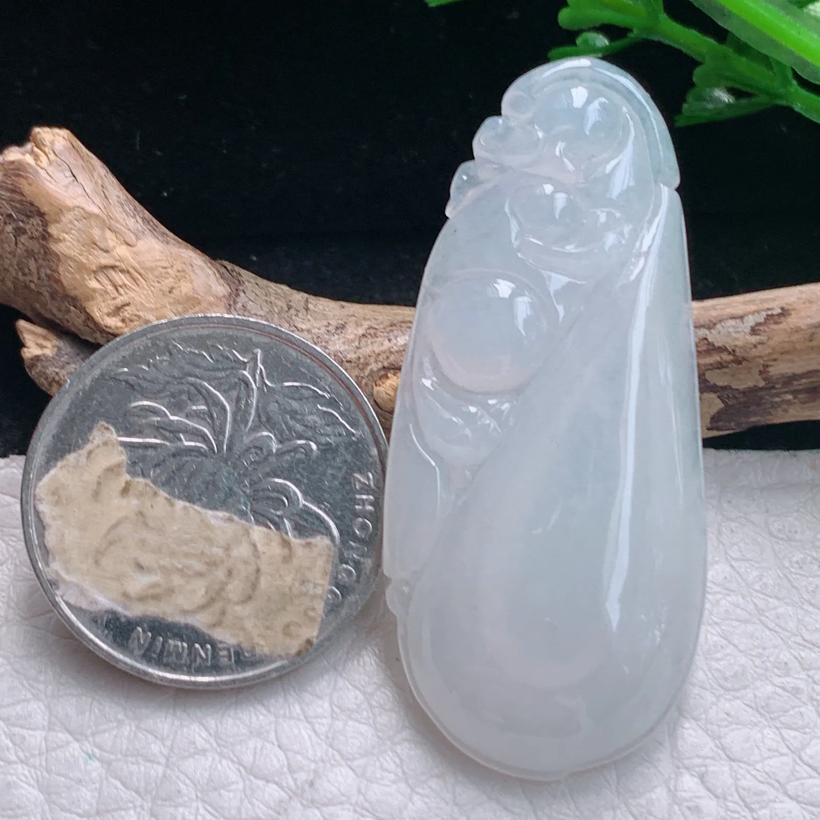 gp实拍48.8*21.5*6缅甸翡翠a货精雕白月光福瓜玉吊坠 玉挂件