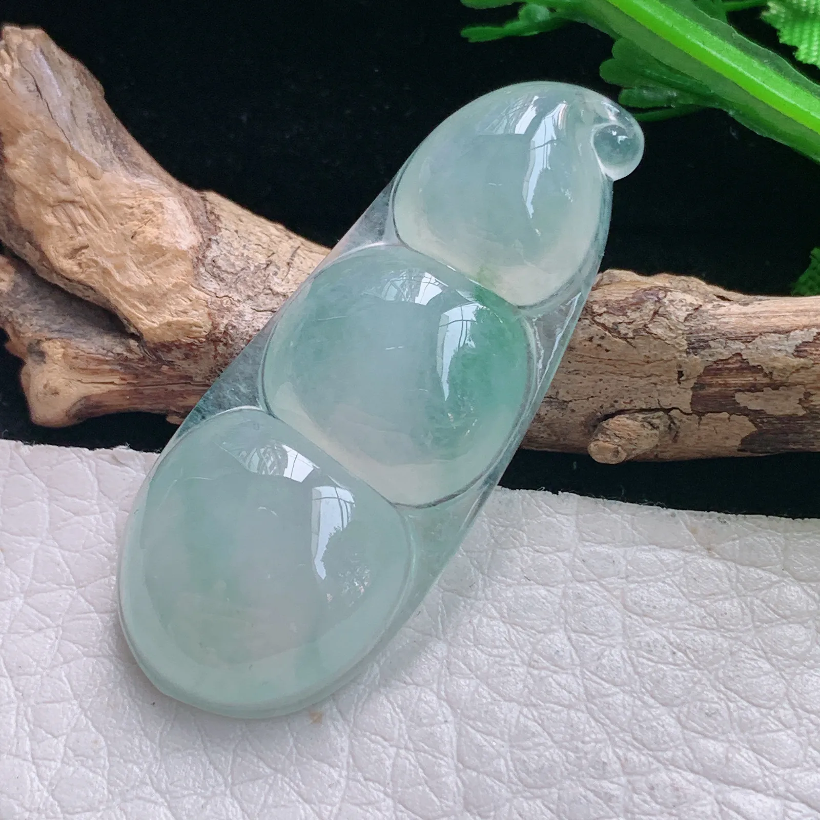 gp实拍43.2*17.8*6缅甸翡翠a货精雕冰润浅绿平安豆玉吊坠 玉挂件