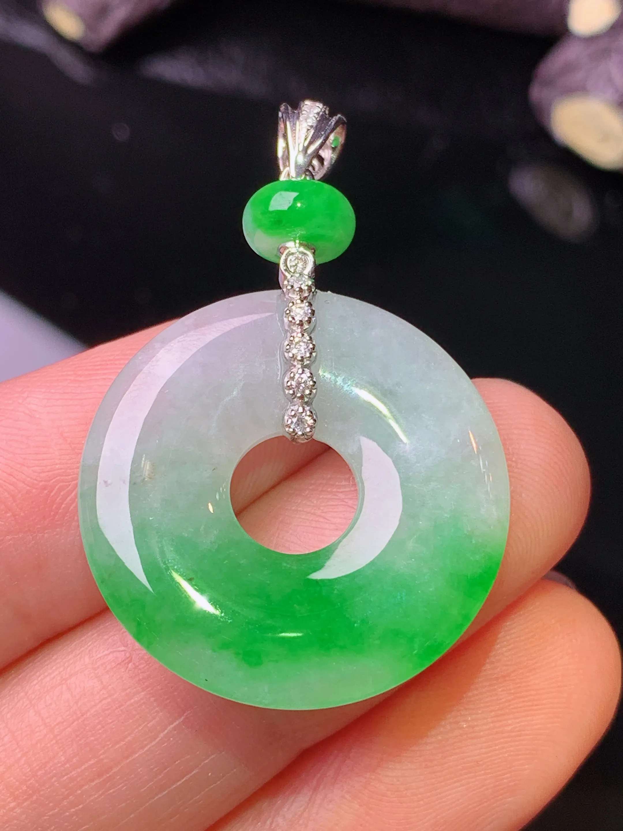 18k金钻镶嵌飘绿平安环吊坠 玉质细腻 色泽清新艳丽 整体尺寸36.5*23.8*3.6