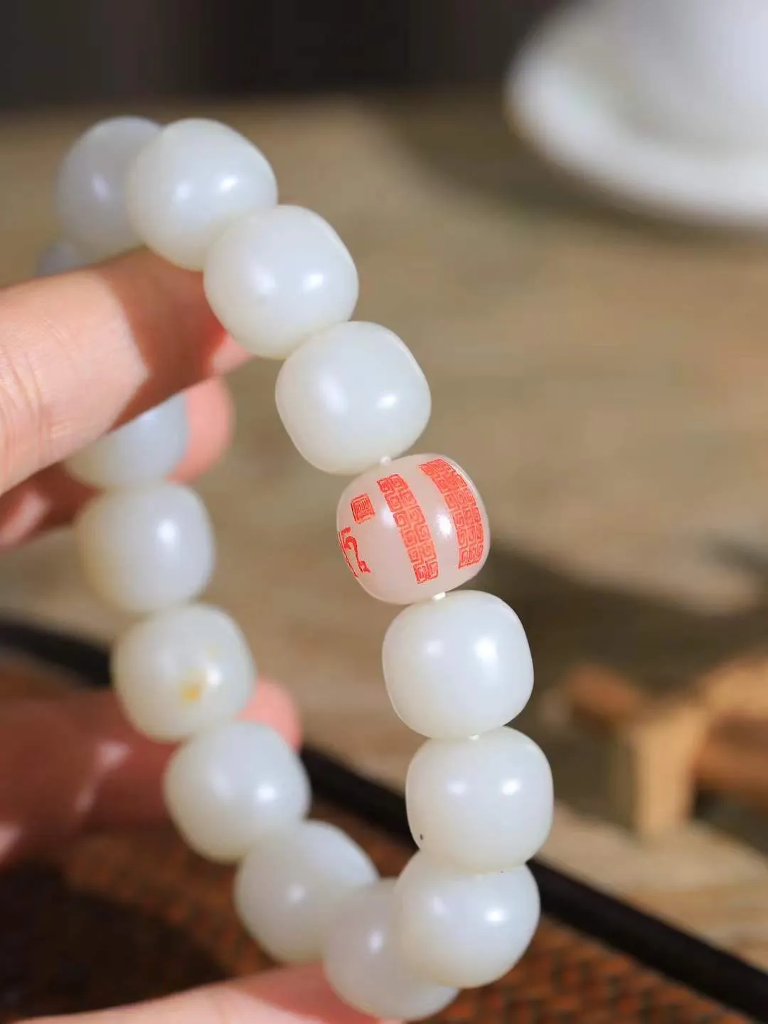 （老型珠.手串）

新疆和田籽料老型珠手串，也可做手持，玉质细腻油润 饱满光滑 质朴无华，悠远简单，人心境界远，百世修炼深，心灵常驻善意持，觉悟人生百世修。重85克    尺寸取一14-15mm    541102701L