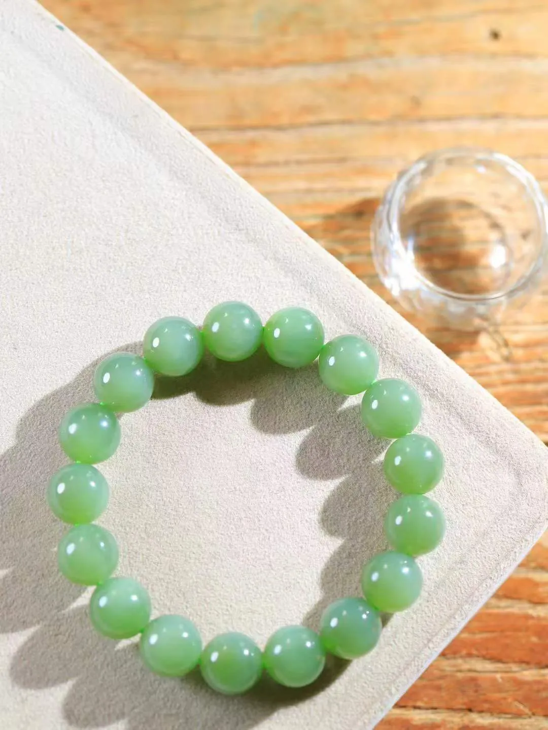 【珠圆玉润.手串】

精品和田玉碧玉珠圆玉润手串 玉质温润细腻  整串打磨圆润，佩戴舒适。珠珠落玉盘，间关莺语花底滑，一生美好时光，无论身在何处，都有它相伴相守。事事顺遂，幸福美满，吉祥如意。重46.1克   尺寸取一11.9mm   FDL-311142786