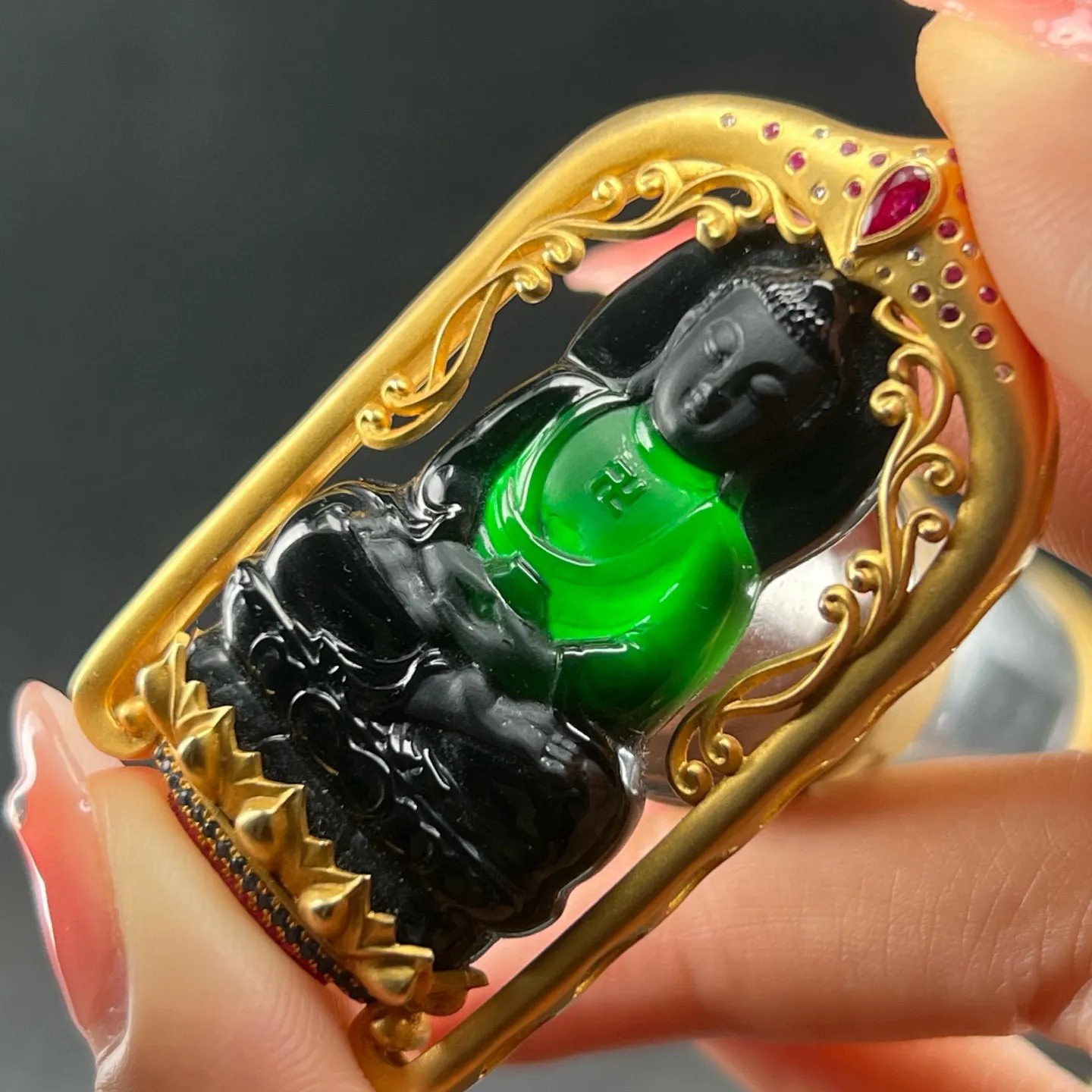 精品墨翠大日如来 种好色正 重金豪镶 打灯通透 油性十足 尺寸50.8