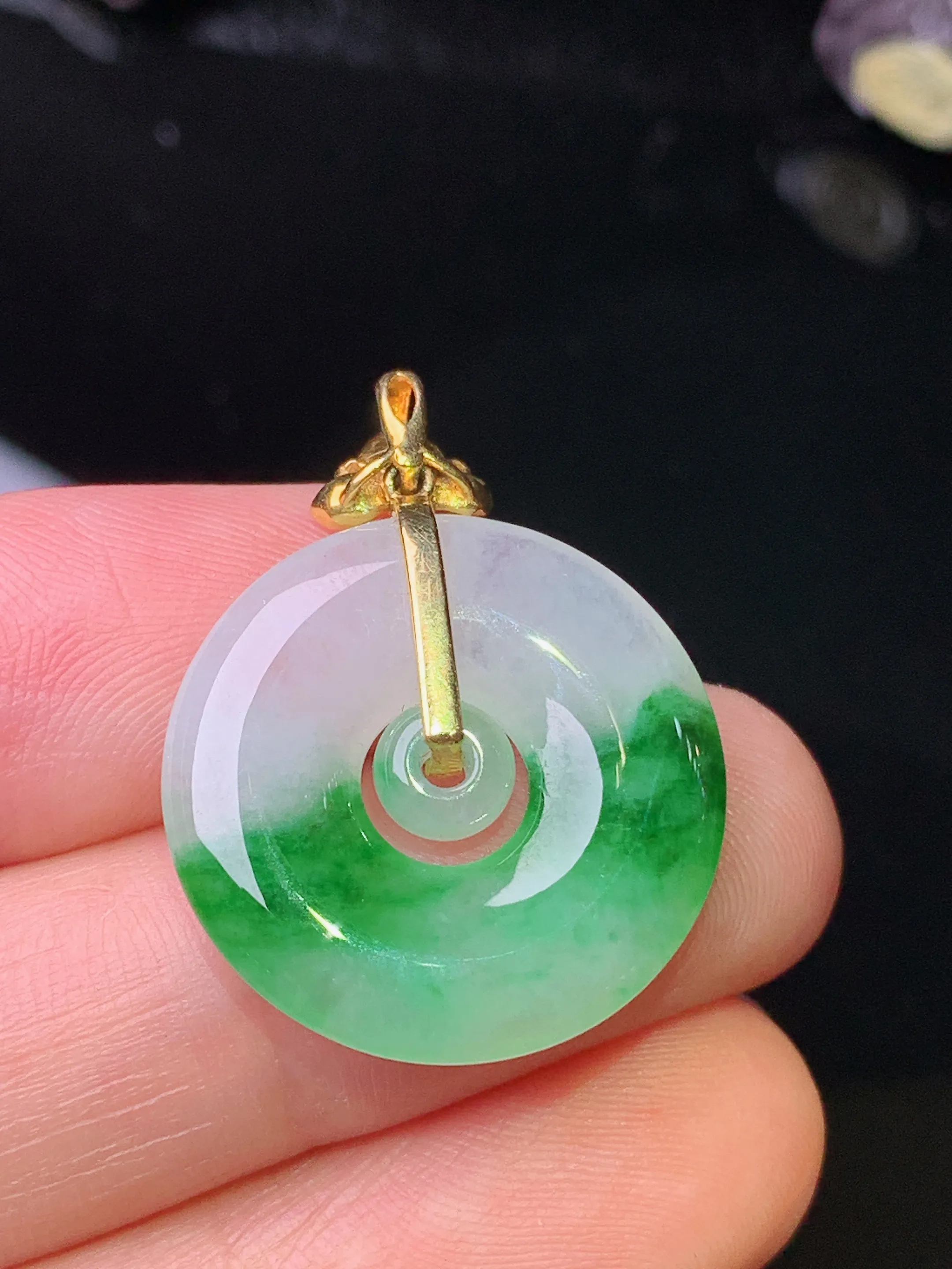 18k金钻镶嵌飘绿子母扣吊坠 玉质细腻 色泽清新艳丽 整体尺寸27.6*21*3.6