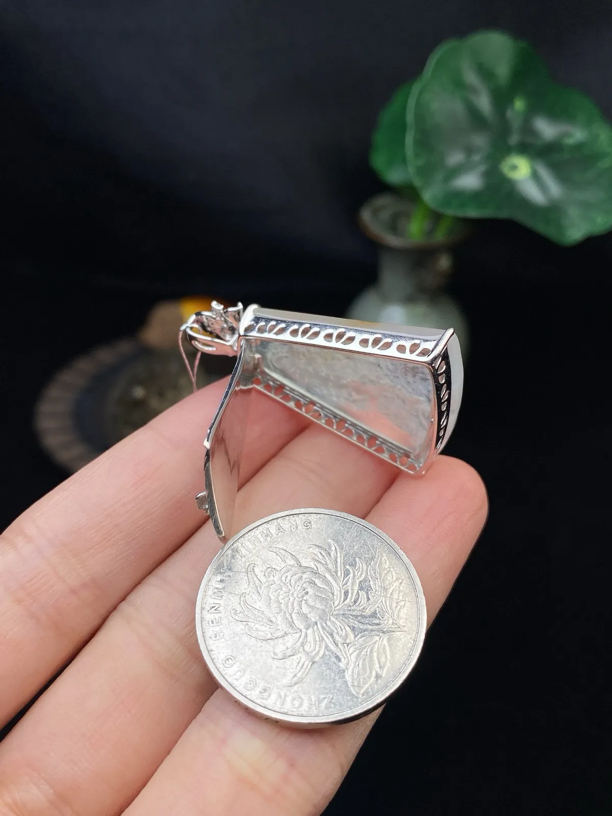 【冰种山水】种地很不错，冰感十足，通透度好，画面感强烈，稀有的好山水，18k金钻镶嵌，裸石尺寸28.3*21.9*2.6毫米