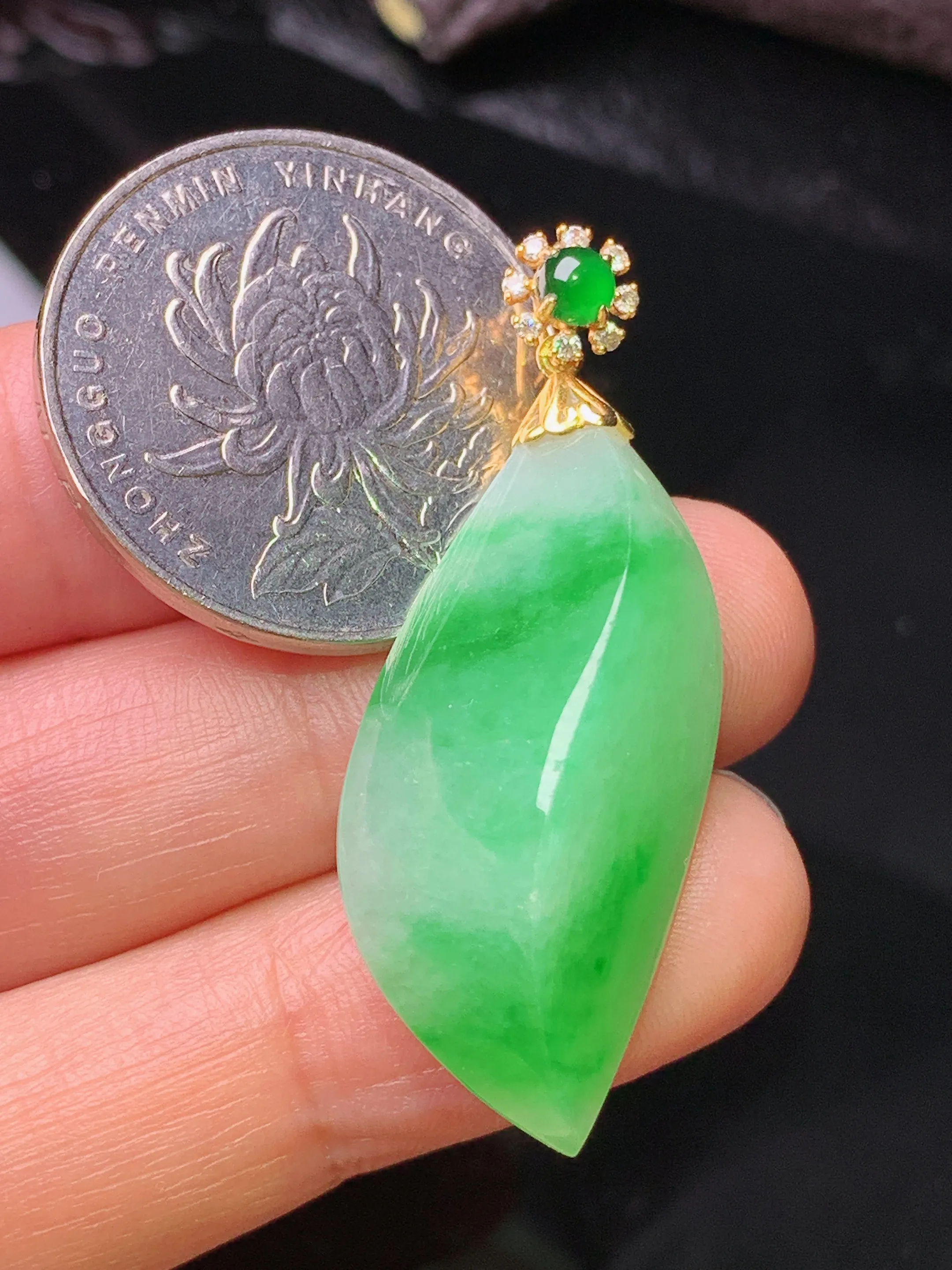 18k金钻镶嵌飘绿随形吊坠 玉质细腻 色泽清新艳丽 整体尺寸40.5*15.2*9.7