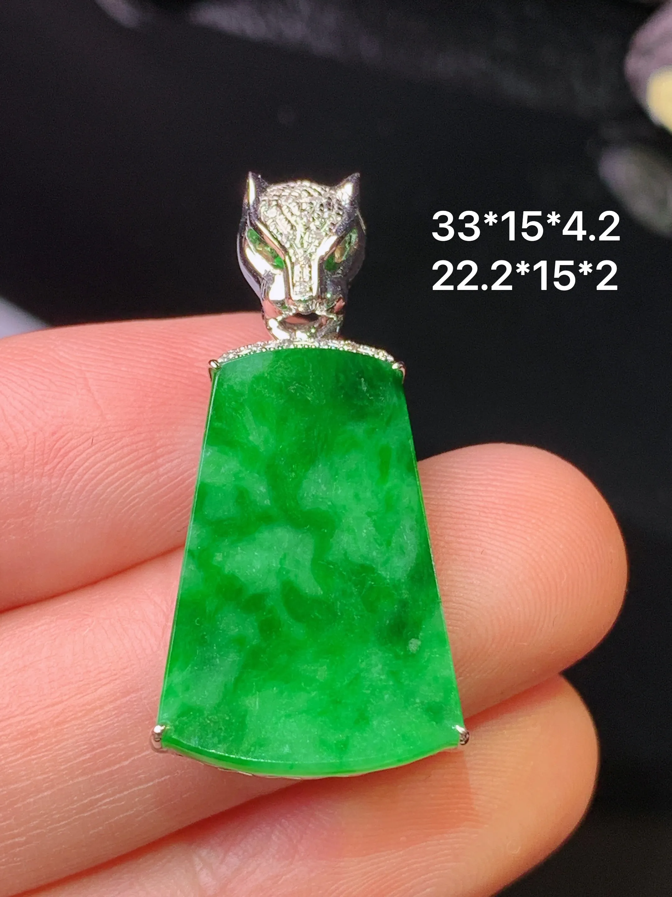 18k金钻镶嵌翠绿无事牌吊坠 玉质细腻 色泽清新艳丽 整体尺寸33*15*4.2