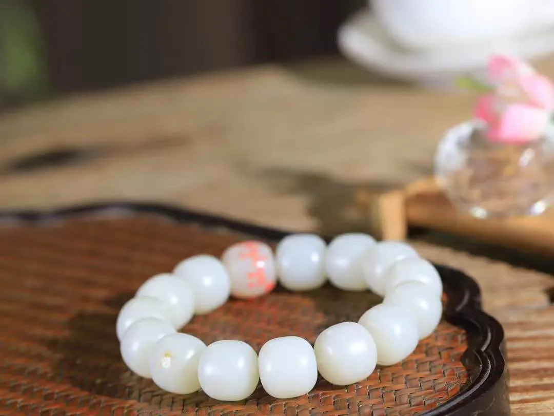 （老型珠.手串）

新疆和田籽料老型珠手串，也可做手持，玉质细腻油润 饱满光滑 质朴无华，悠远简单