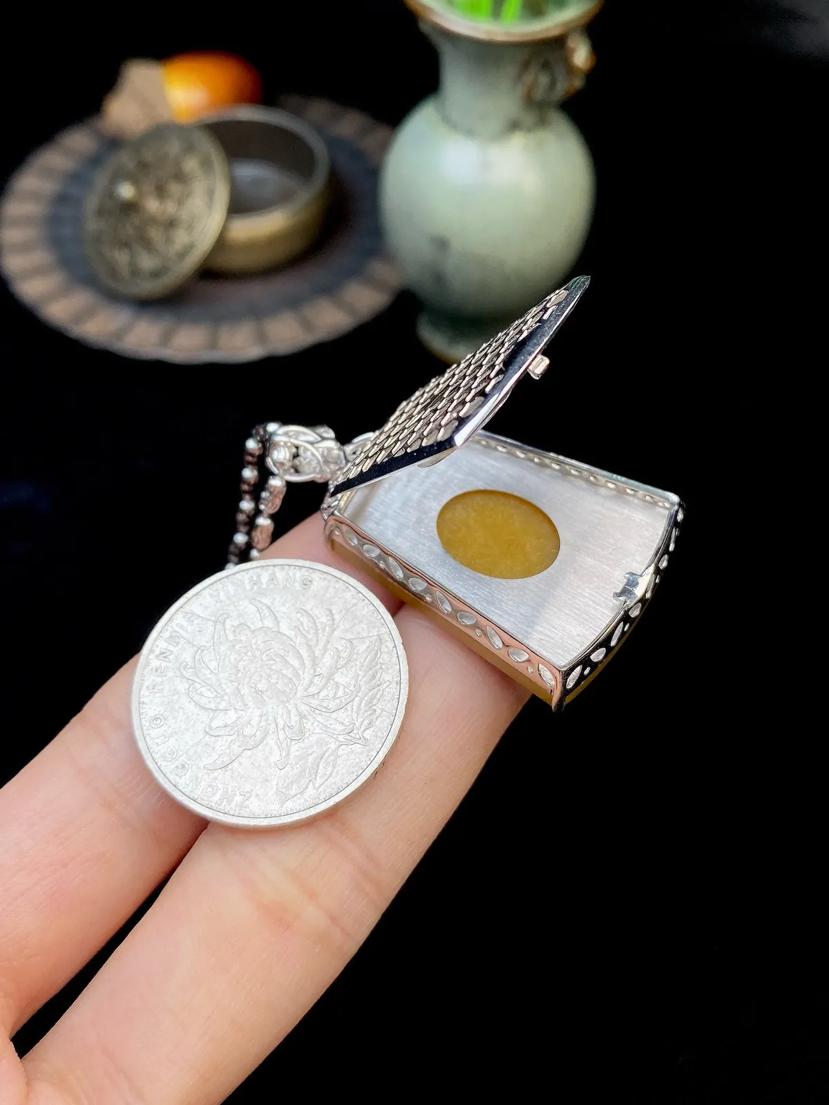 【冰种黄翡无事牌吊坠】质地细腻，冰润通透，晶莹闪亮。收藏品质，18k金钻镶嵌，裸石尺寸29.6*23.5*3.6毫米