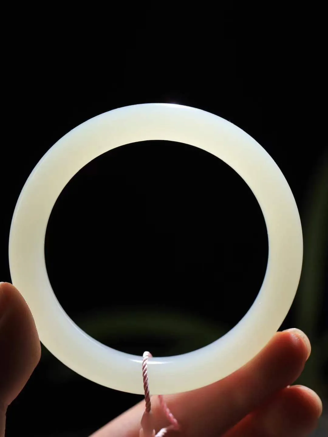 [温润如玉.手镯]

精品和田玉手镯。玉质温润细腻 油性十足 手感舒适，高华雅逸，线条流畅，简约大气，美自天成，素雅高贵。佩戴于腕间，婉约之美，举手投足间透出那份低调奢华。重47.3克 内径58mm尺寸10-9.6mm 781152714A