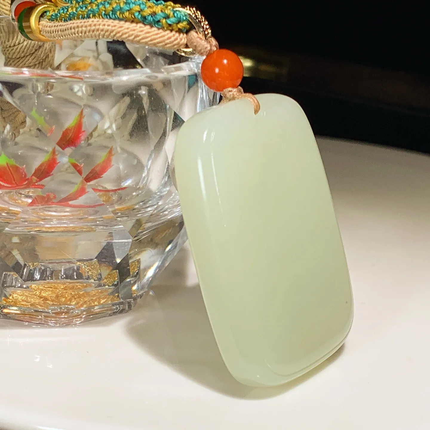 和田玉若羌黄玉口料平安无事牌子挂件。尺寸47/35/9重45.5克。玉质细腻油润。手推出油。佩戴高端典雅。lt251205