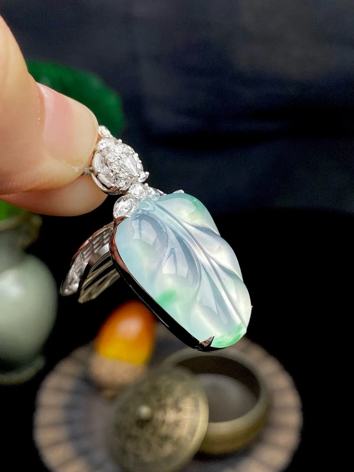 【冰种飘绿叶子】金枝玉叶，质地细腻，冰润透亮，光泽出众，18k金钻镶嵌，裸石尺寸22.4*16*4.