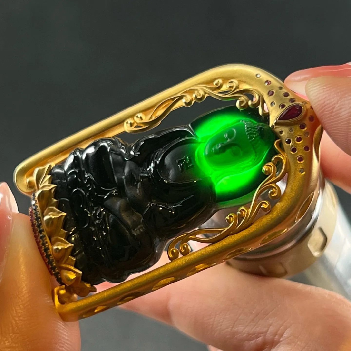 精品墨翠大日如来 种好色正 重金豪镶 打灯通透 油性十足 尺寸50.8