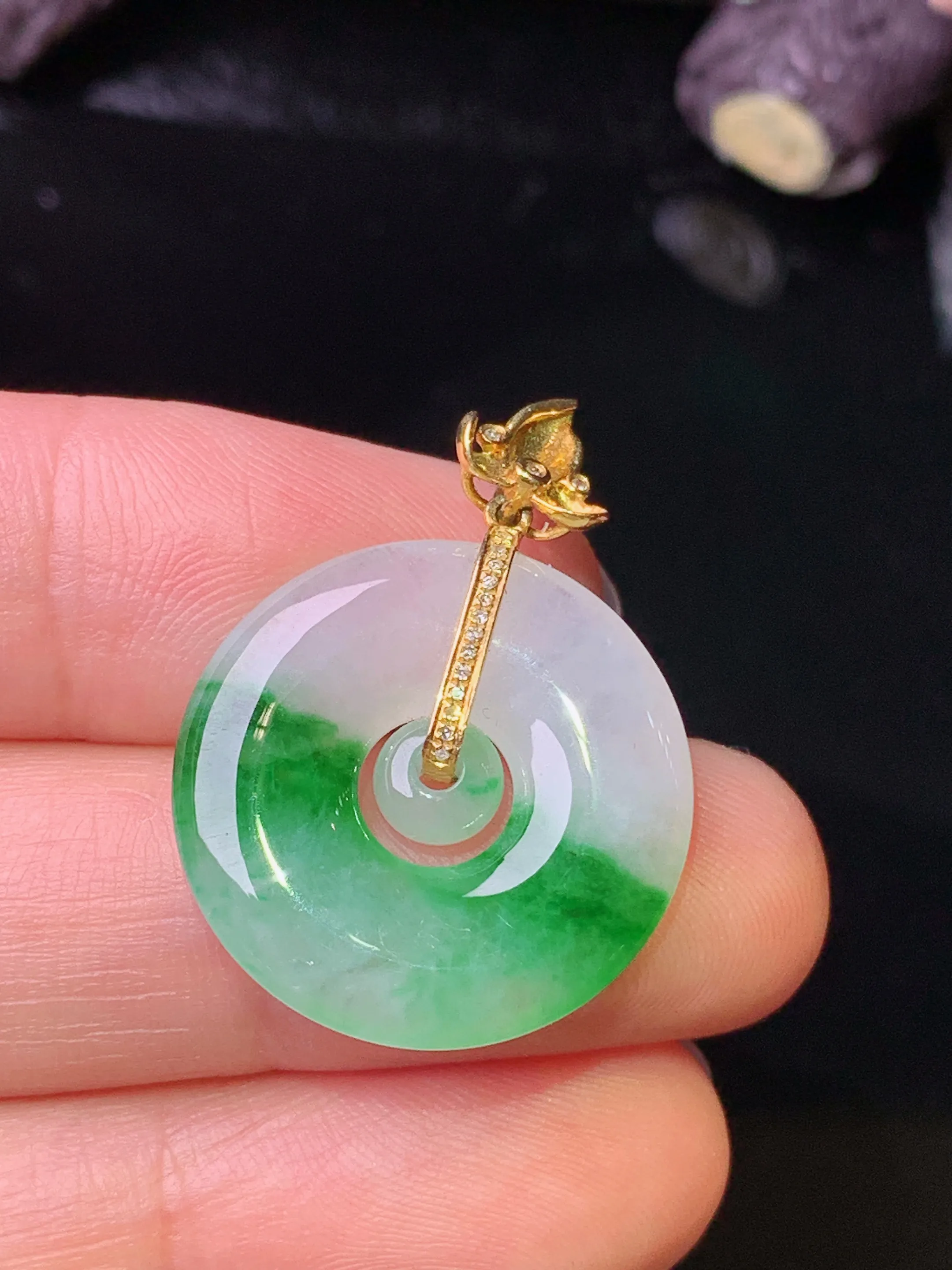 18k金钻镶嵌飘绿子母扣吊坠 玉质细腻 色泽清新艳丽 整体尺寸27.6*21*3.6