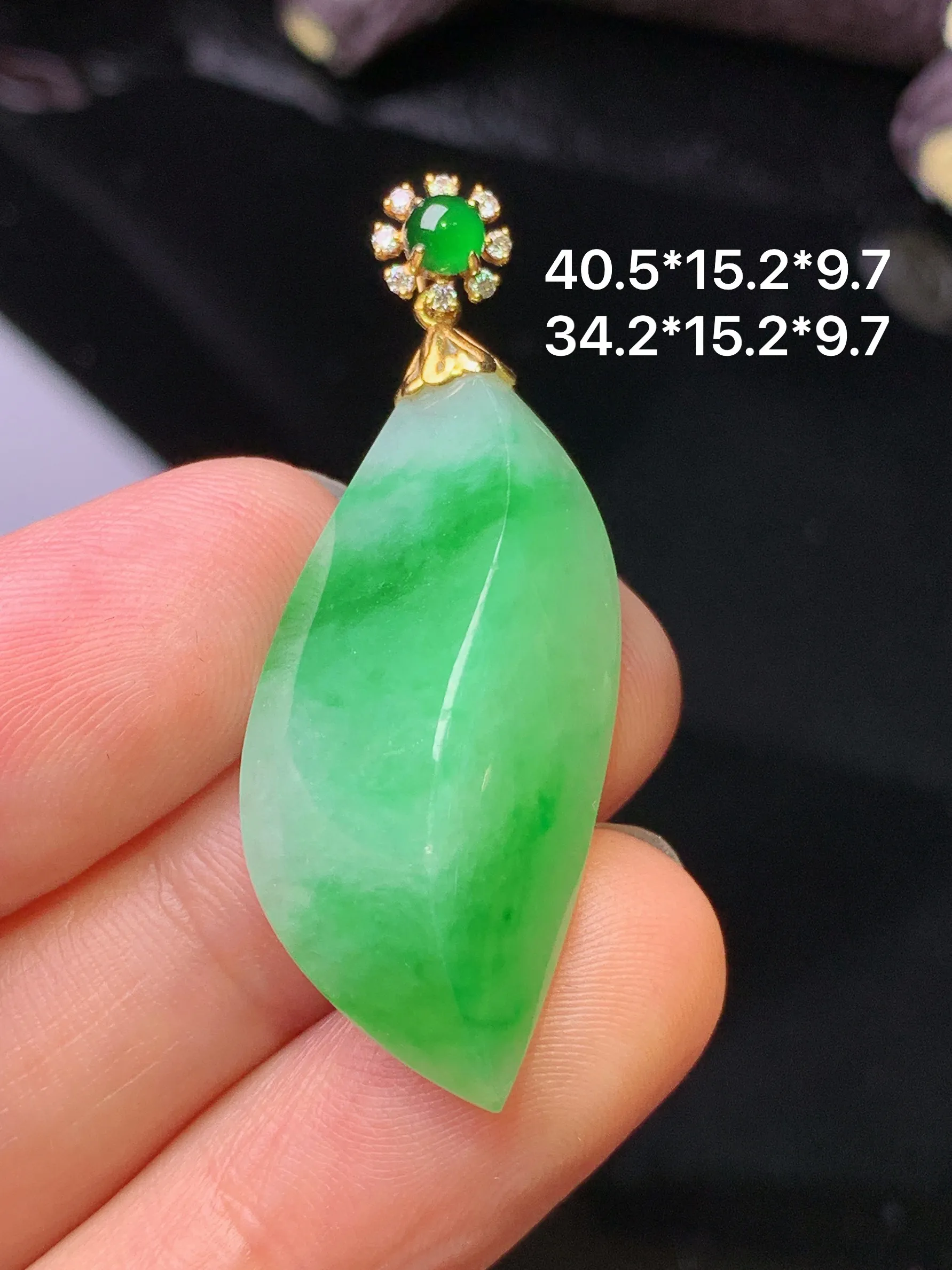 18k金钻镶嵌飘绿随形吊坠 玉质细腻 色泽清新艳丽 整体尺寸40.5*15.2*9.7